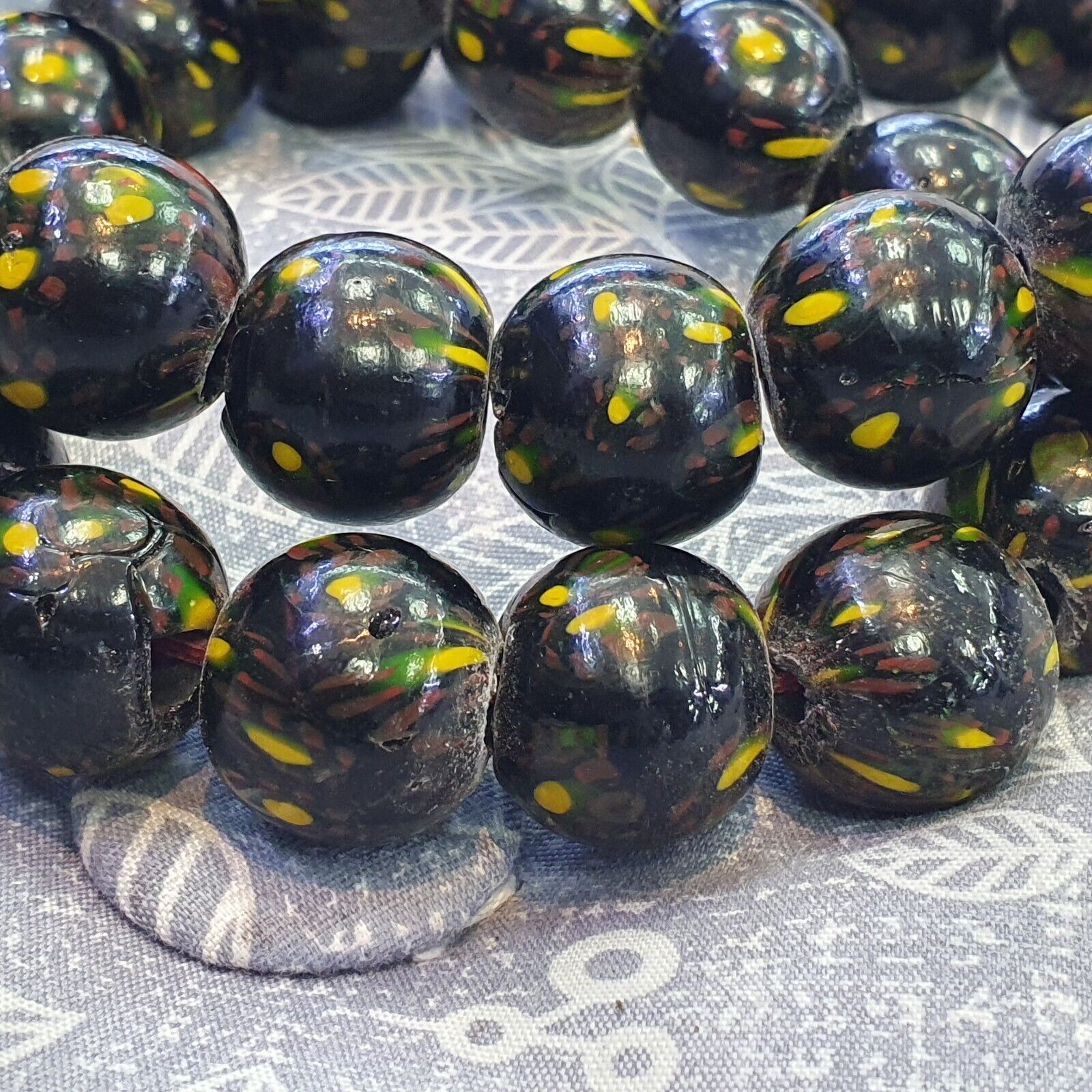 Vintage Green Vene Beads Unique Pattern Glass Beaded Strand Necklace 17-19mm