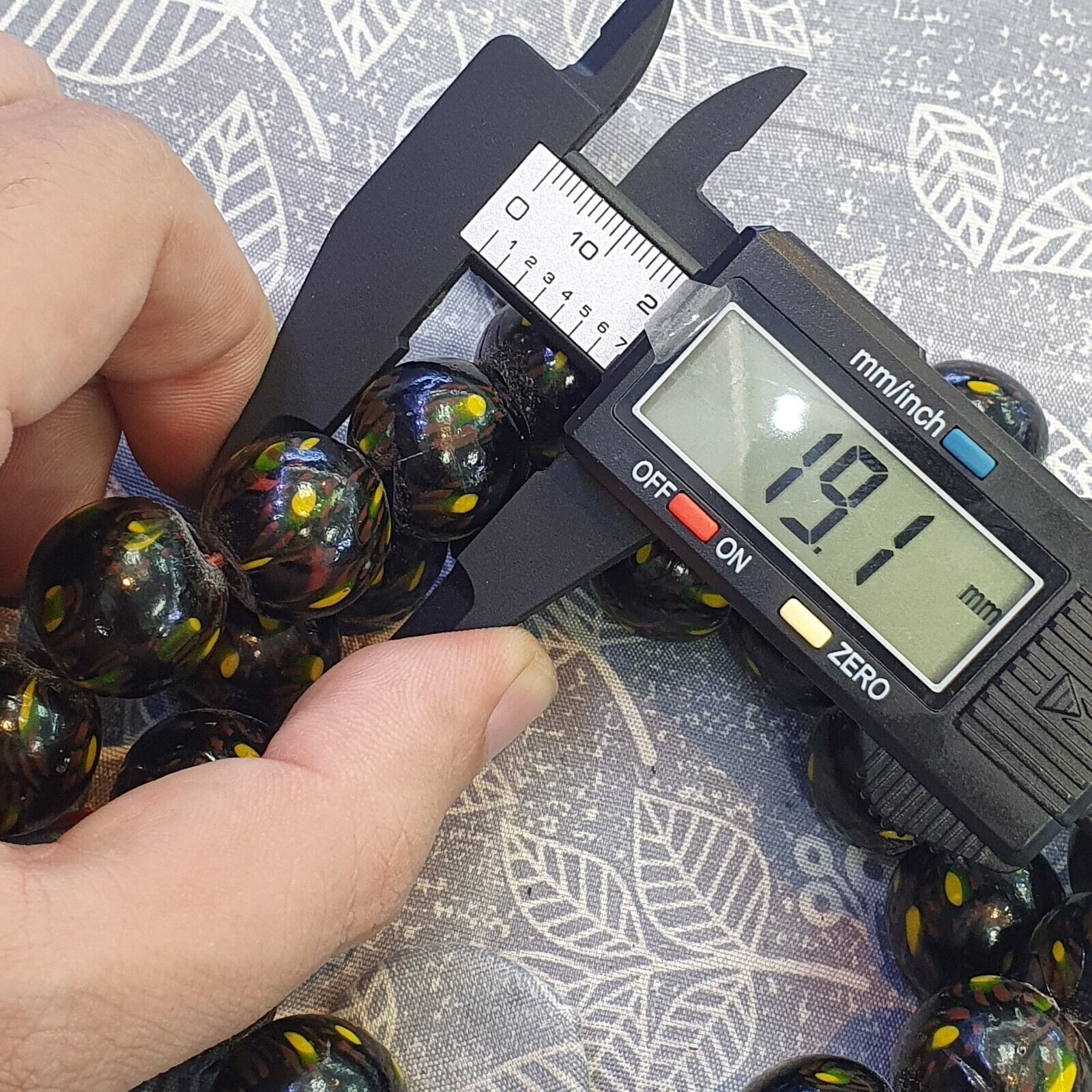 Vintage Green Vene Beads Unique Pattern Glass Beaded Strand Necklace 17-19mm