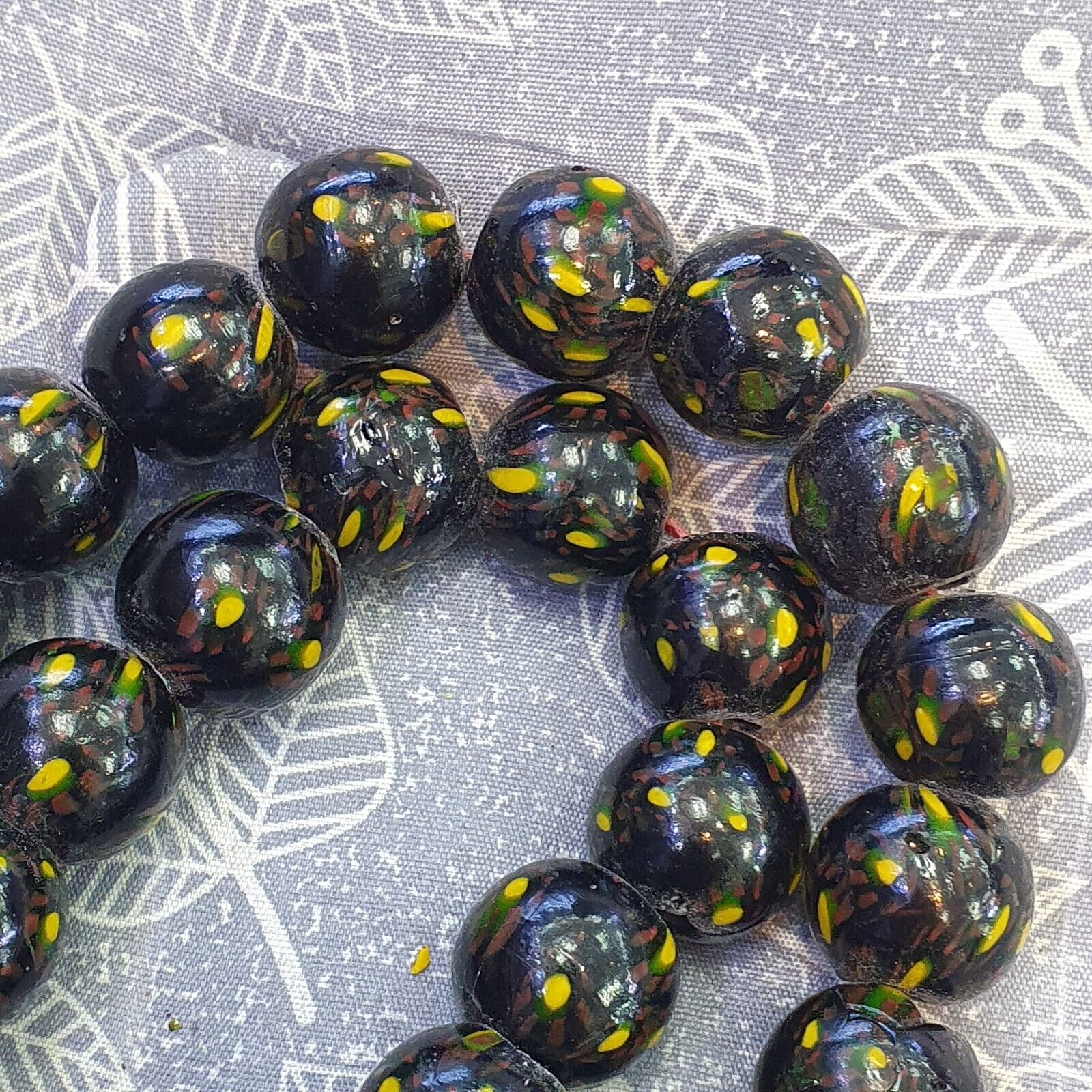 Vintage Green Vene Beads Unique Pattern Glass Beaded Strand Necklace 17-19mm