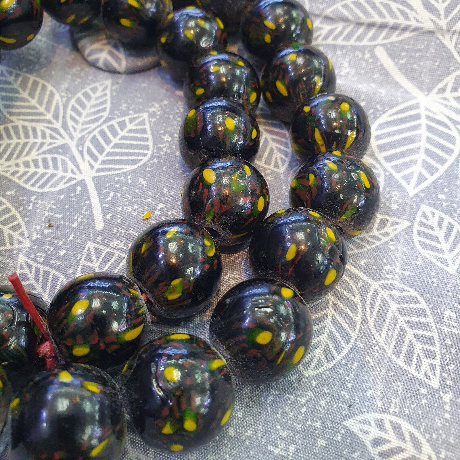 Vintage Green Vene Beads Unique Pattern Glass Beaded Strand Necklace 17-19mm