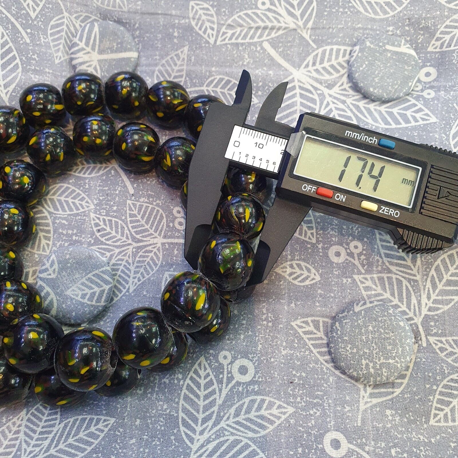 Vintage Green Vene Beads Unique Pattern Glass Beaded Strand Necklace 17-19mm