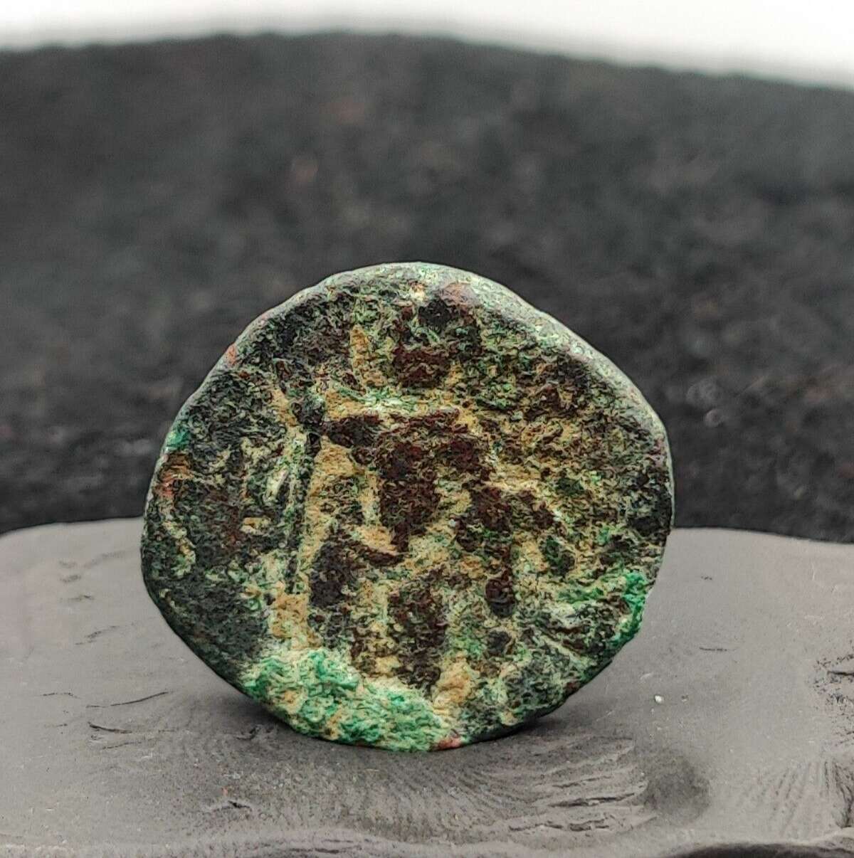 Ancient Antique Rare Indo Greco Greek Kushan Bronze Coin (155-189AD) C-1Y