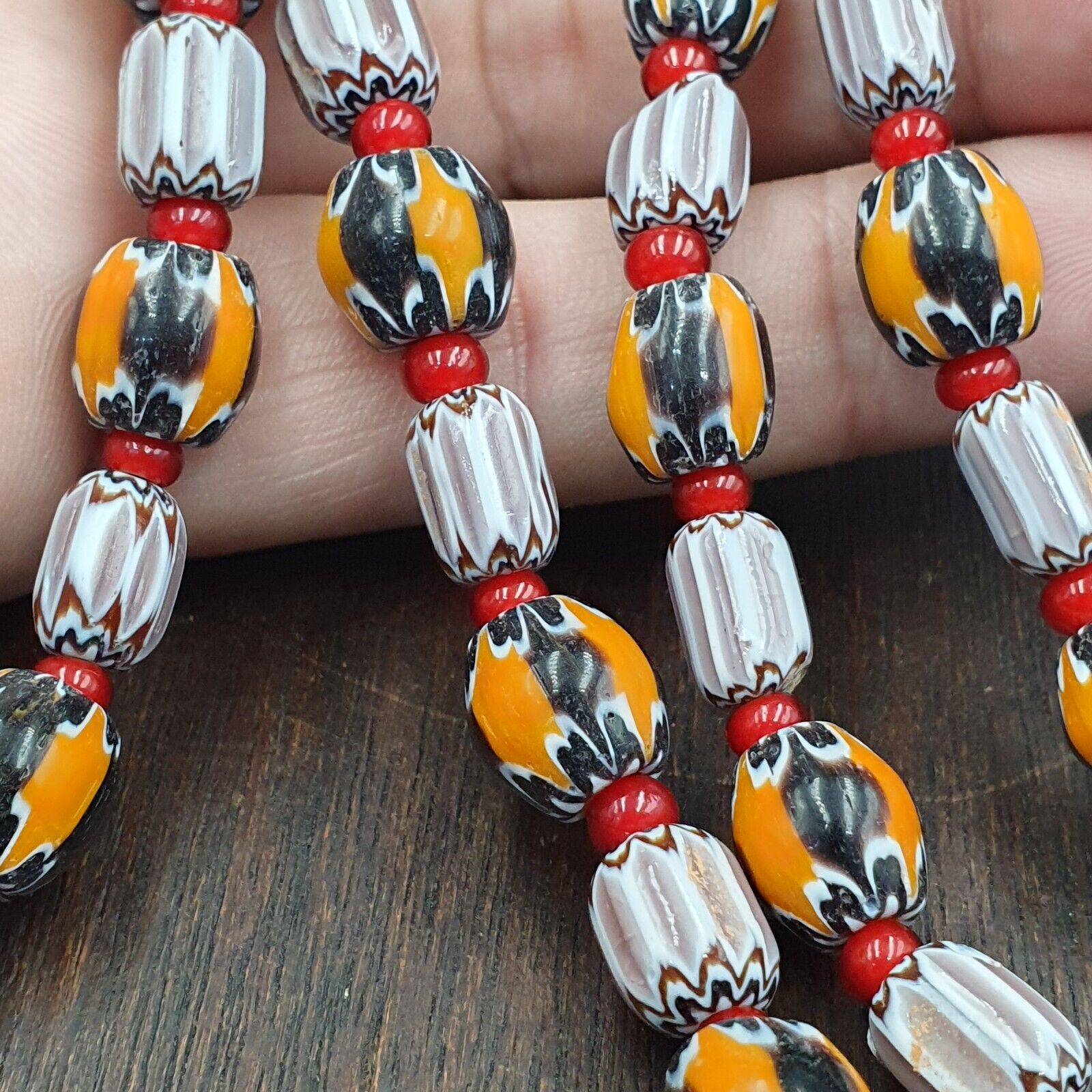YCH-10 Venetian Style Chevron and White Heart Venetian Feather Beads Necklace