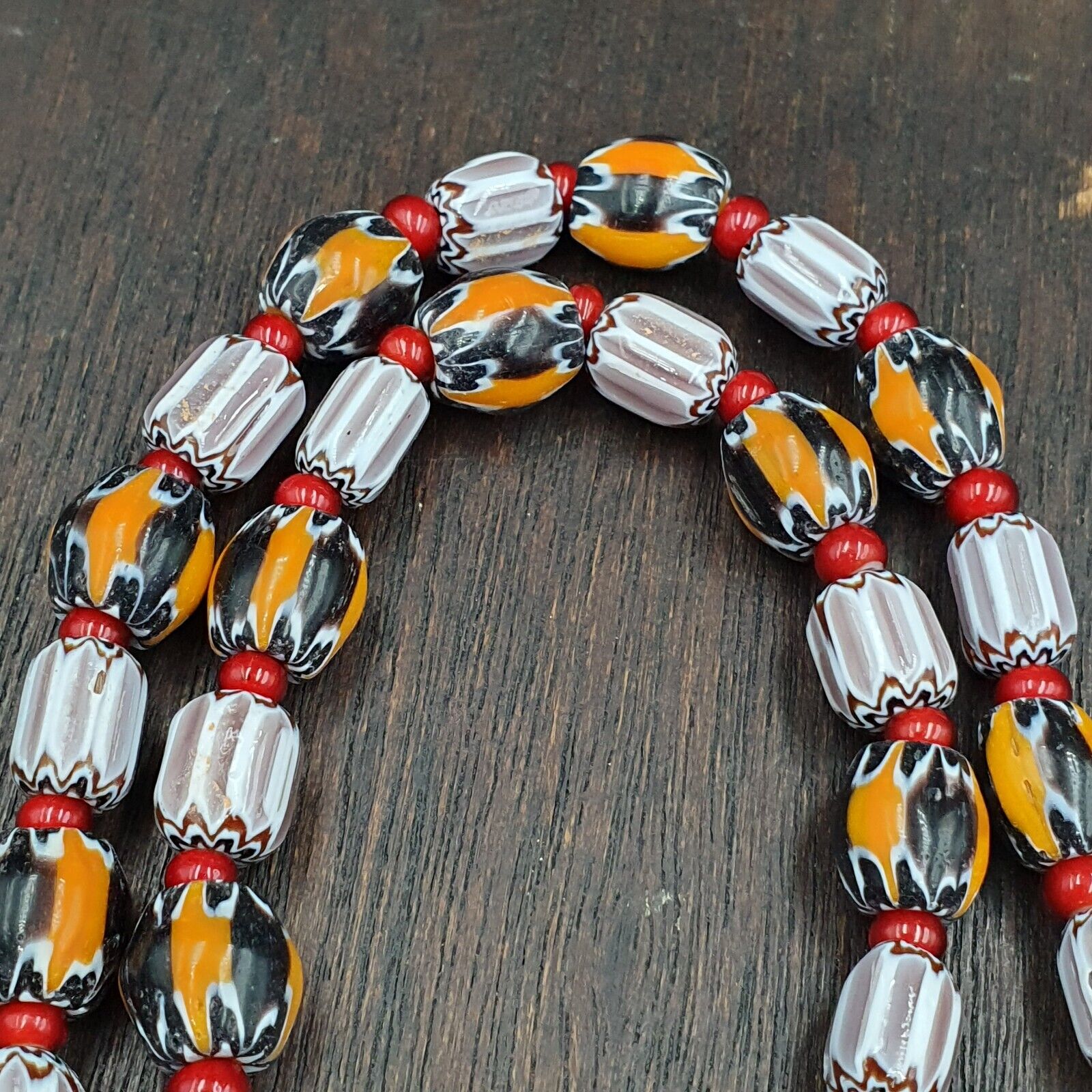 YCH-10 Venetian Style Chevron and White Heart Venetian Feather Beads Necklace