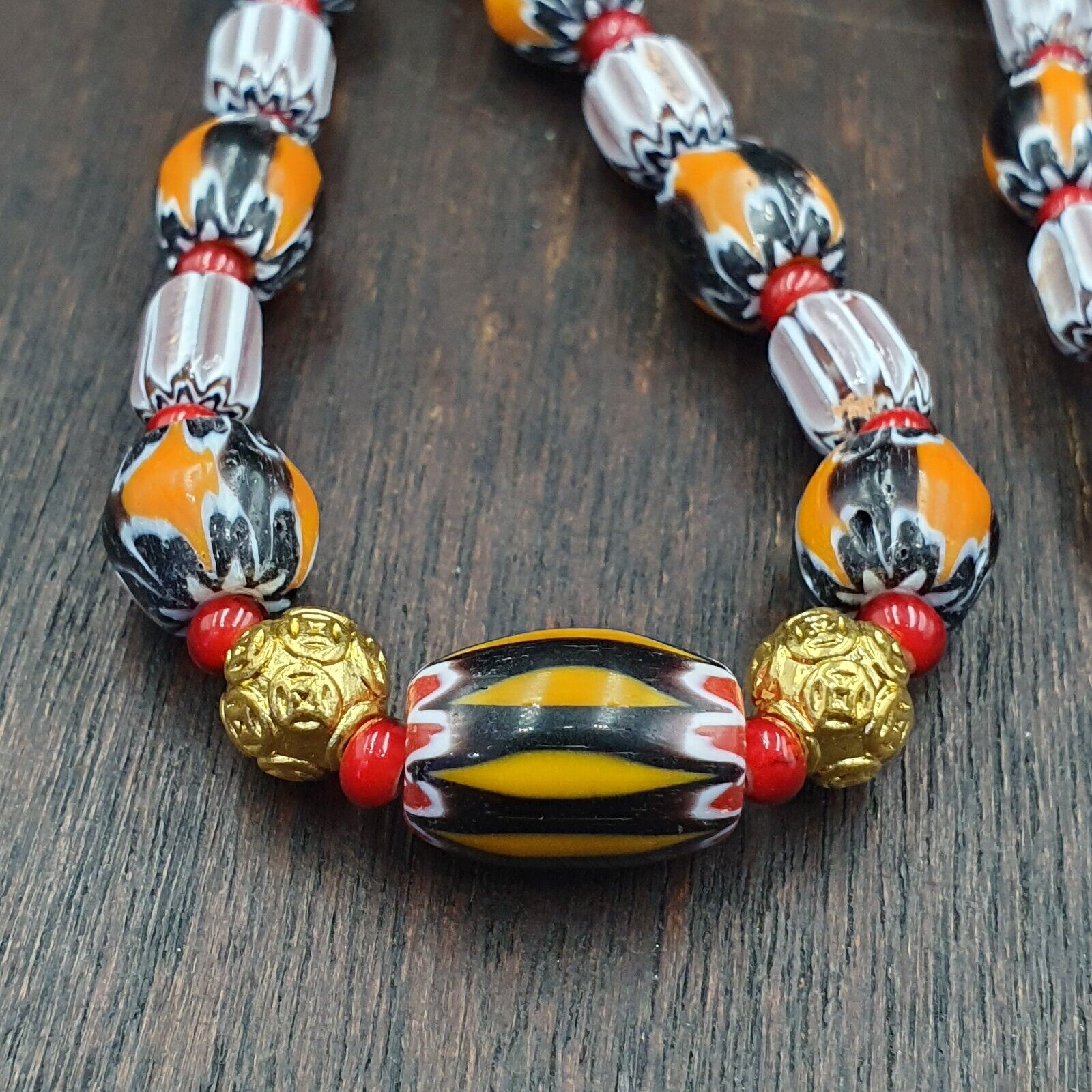 YCH-10 Venetian Style Chevron and White Heart Venetian Feather Beads Necklace
