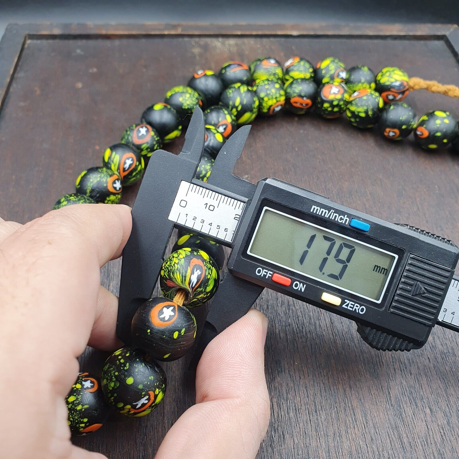 Vintage Trade Floral Green, Black Glass Beads Beaded Necklace