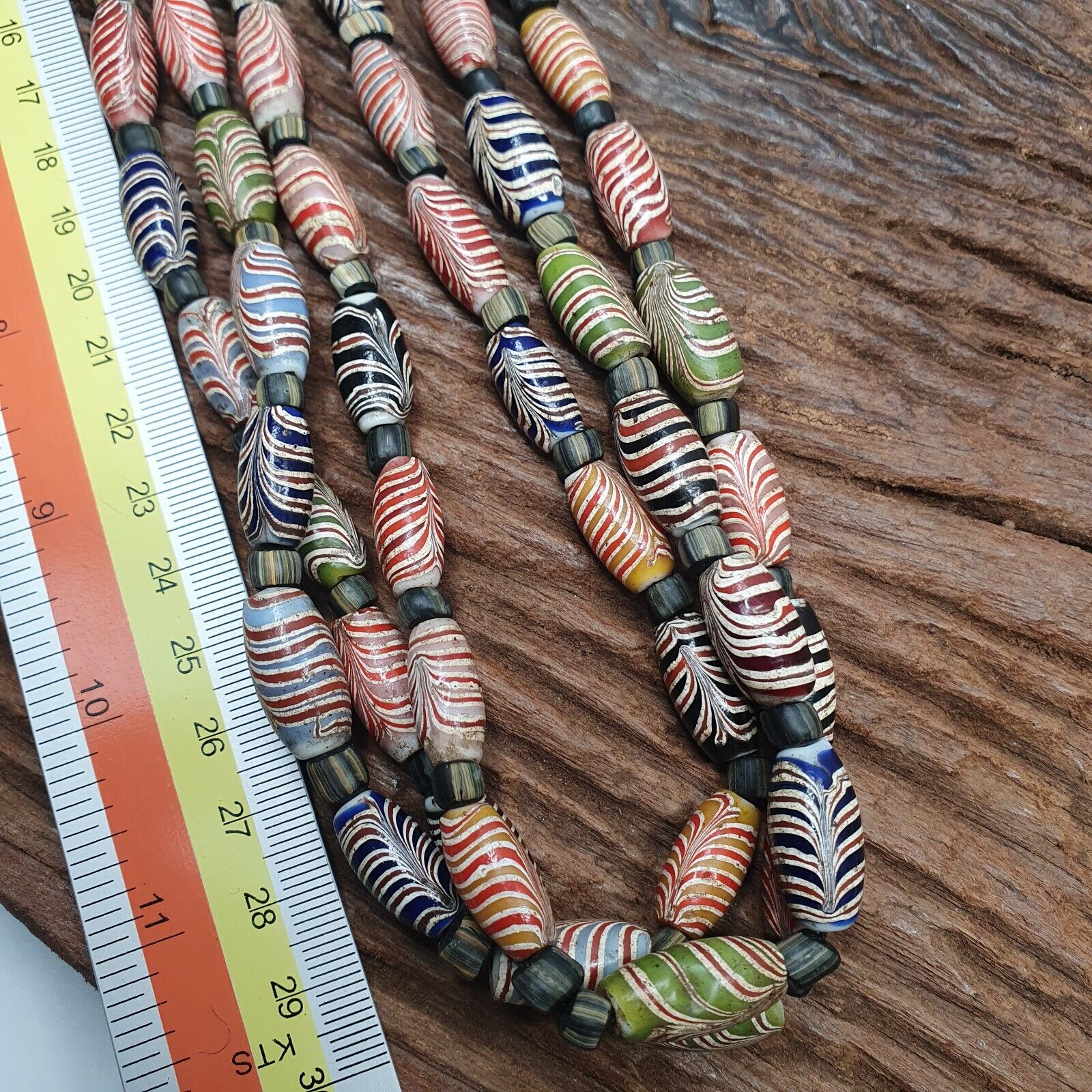Vintage Feathered Glass: Exquisite Beaded Art 17x9.5MM GLASS BEADS Necklace