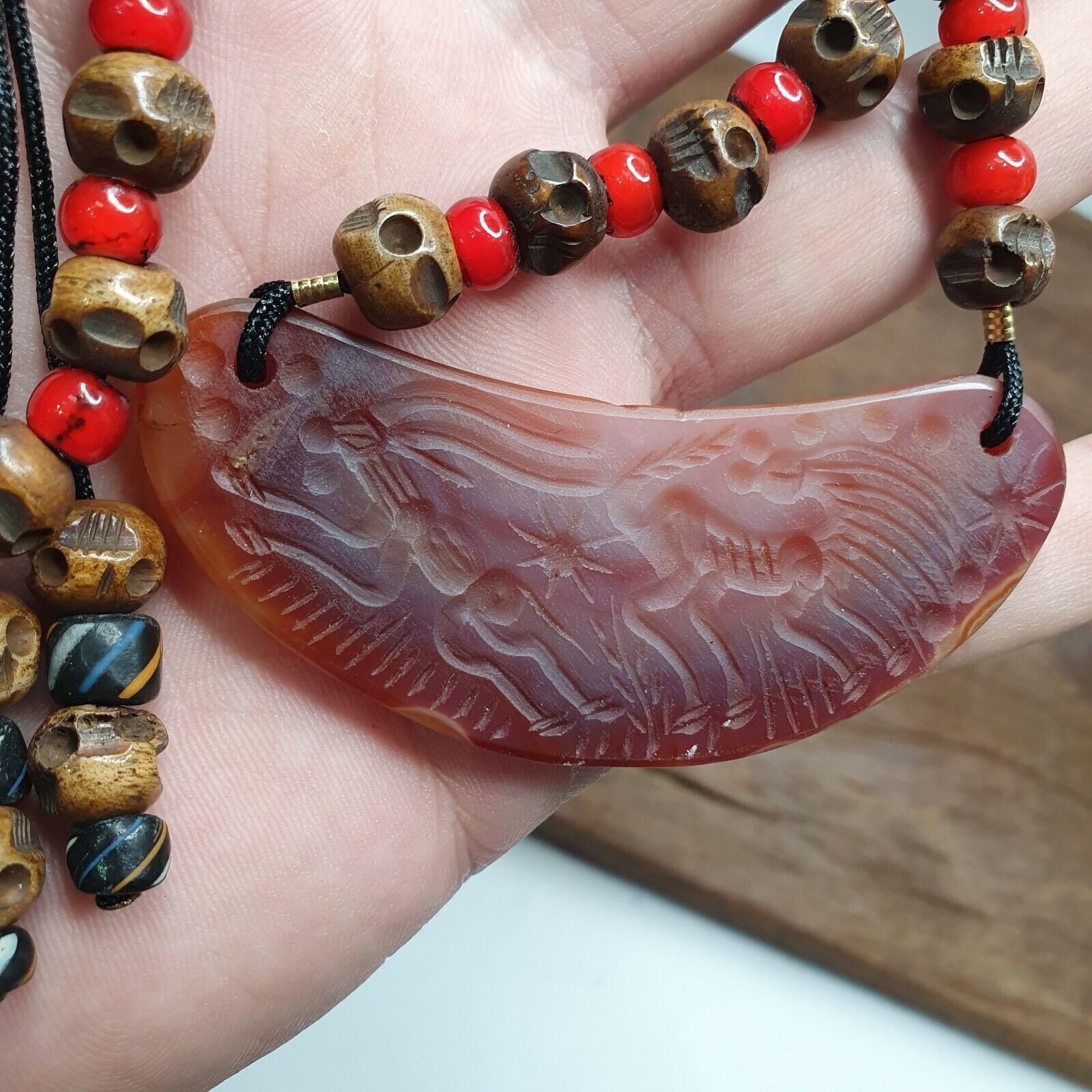 Antique Vintage Carving Animals Agate Pendant & whiteheart beads Necklace