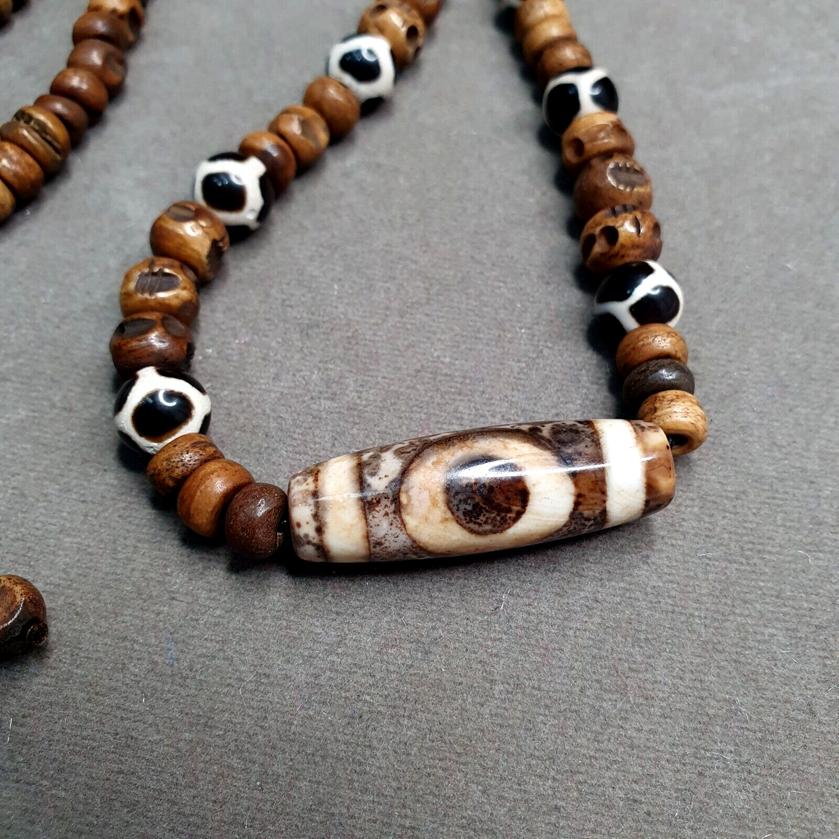 Tibetan Eyes Agate Dzi Bead Amulet with carving beads Necklace