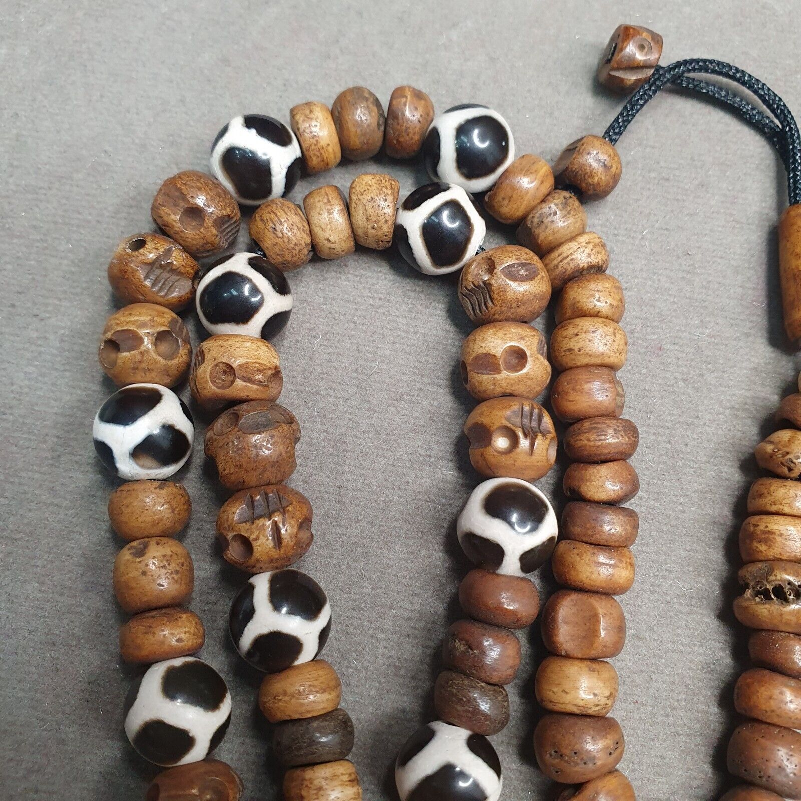 Tibetan Eyes Agate Dzi Bead Amulet with carving beads Necklace