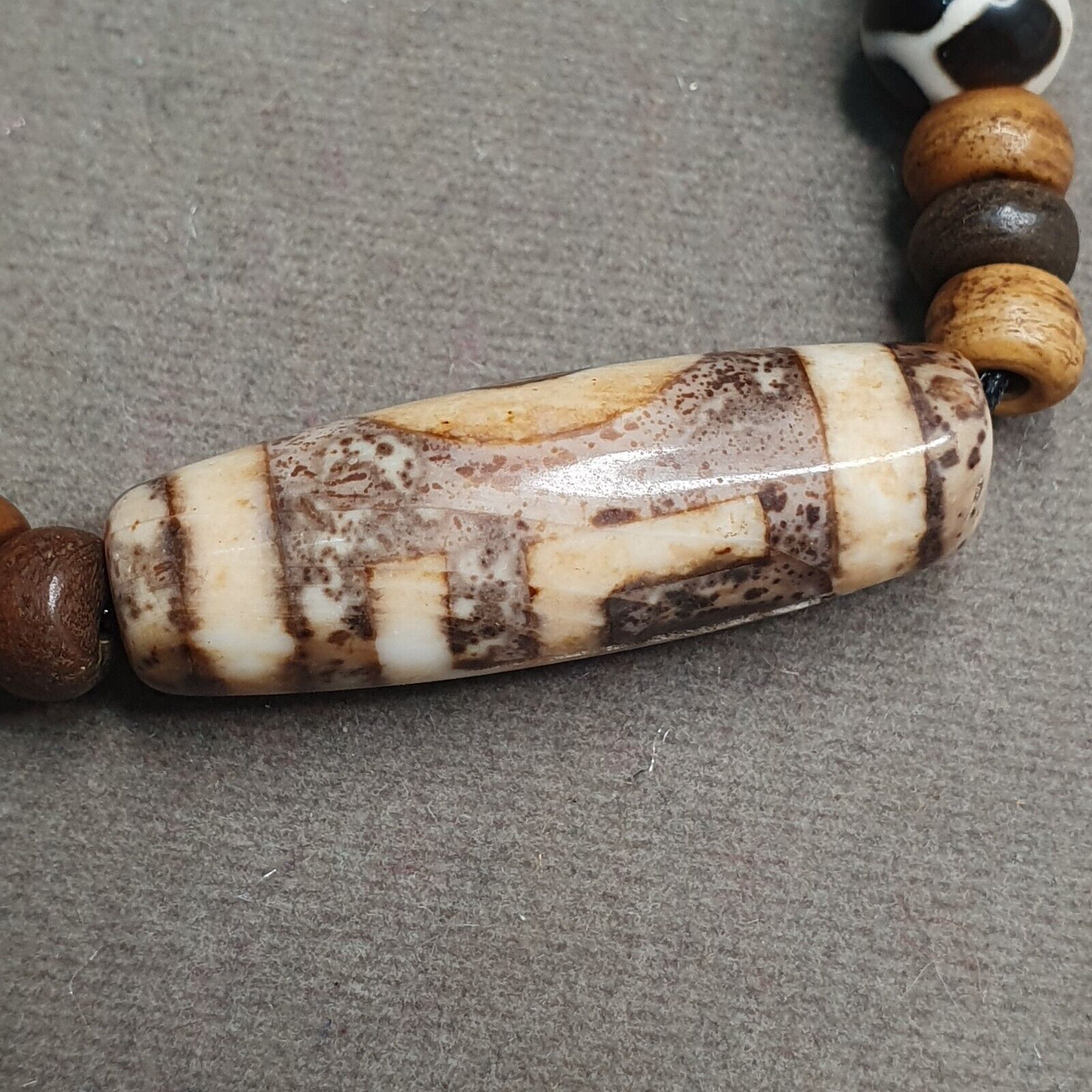 Tibetan Eyes Agate Dzi Bead Amulet with carving beads Necklace