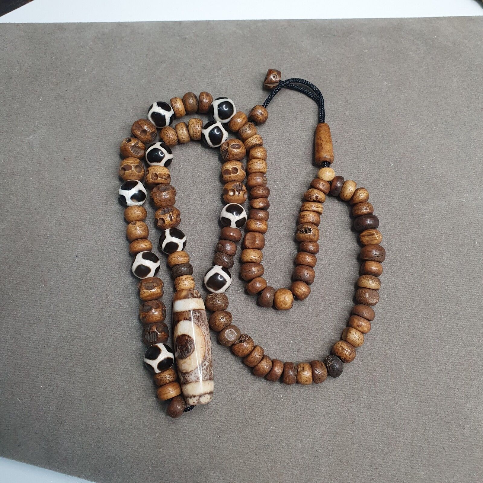 Tibetan Eyes Agate Dzi Bead Amulet with carving beads Necklace