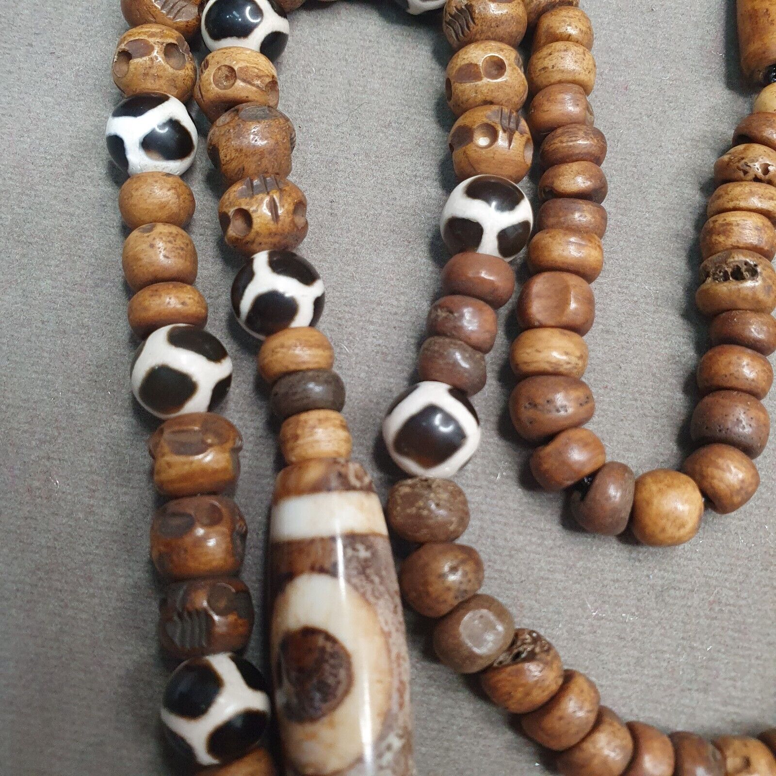 Tibetan Eyes Agate Dzi Bead Amulet with carving beads Necklace