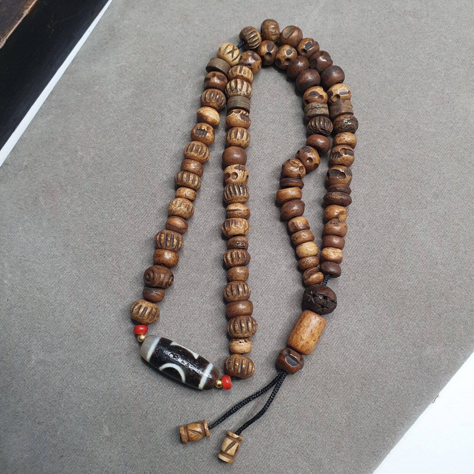 Tibetan 1Circle Eyes 1Aquare Eye Agate Dzi Bead Amulet with carving Necklace