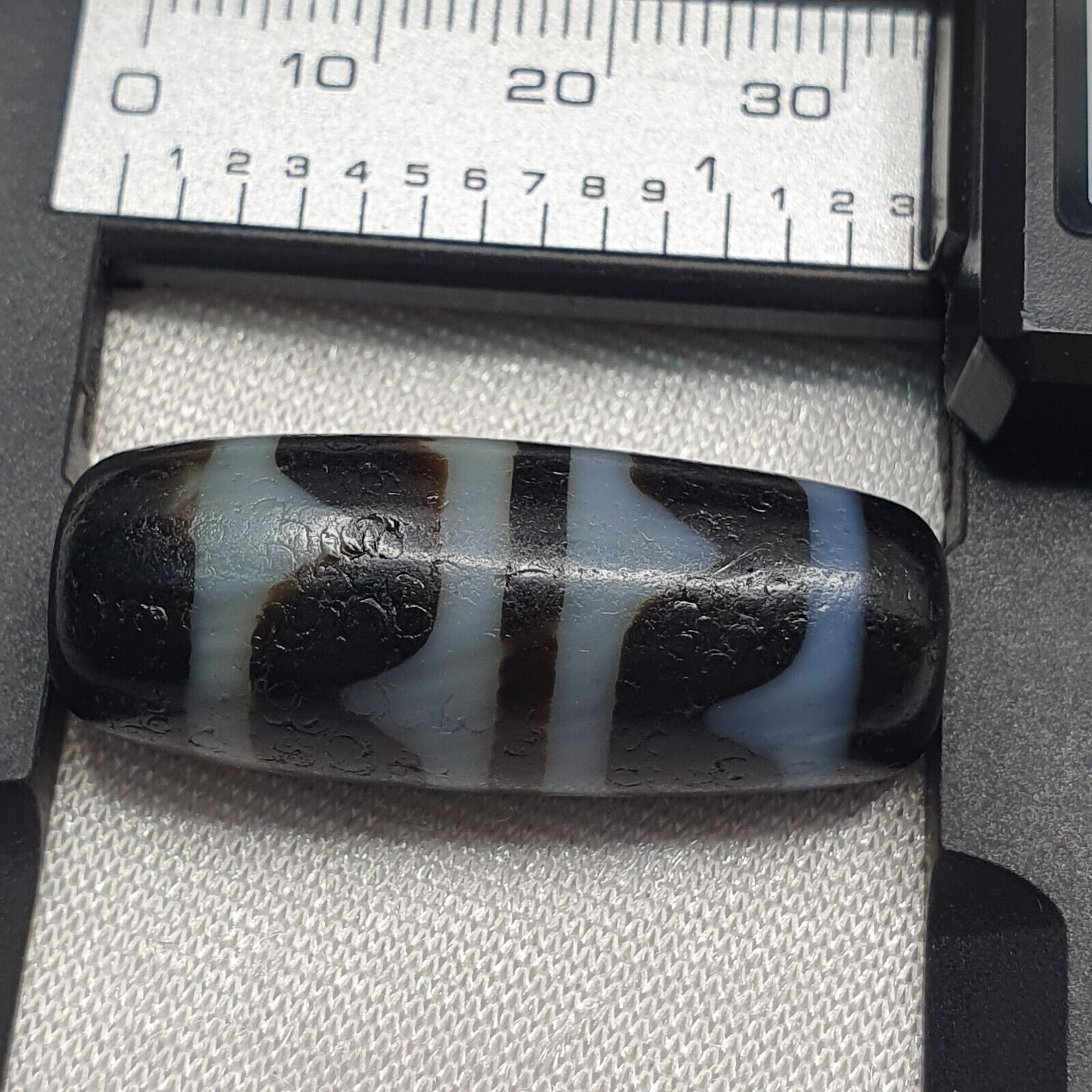 STB-2 HIMALAYAN Indo Tibetan Rusted Double Side Zigzag pattern Agate bead