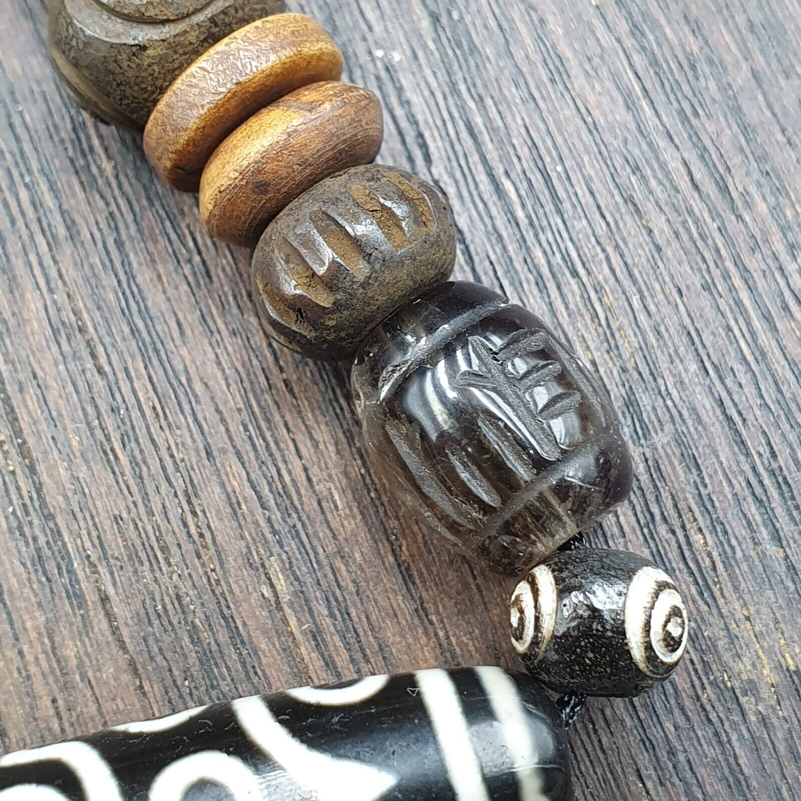 24 eyes Tibetan Himalayan bead old amulet Agate with carving Yak Bone Necklace