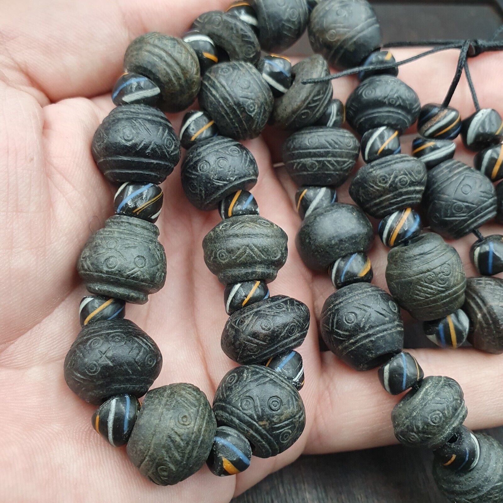 Lot 20 Antique Carving Decorated Stone Beads Strand From Swat Valley 14-16mm
