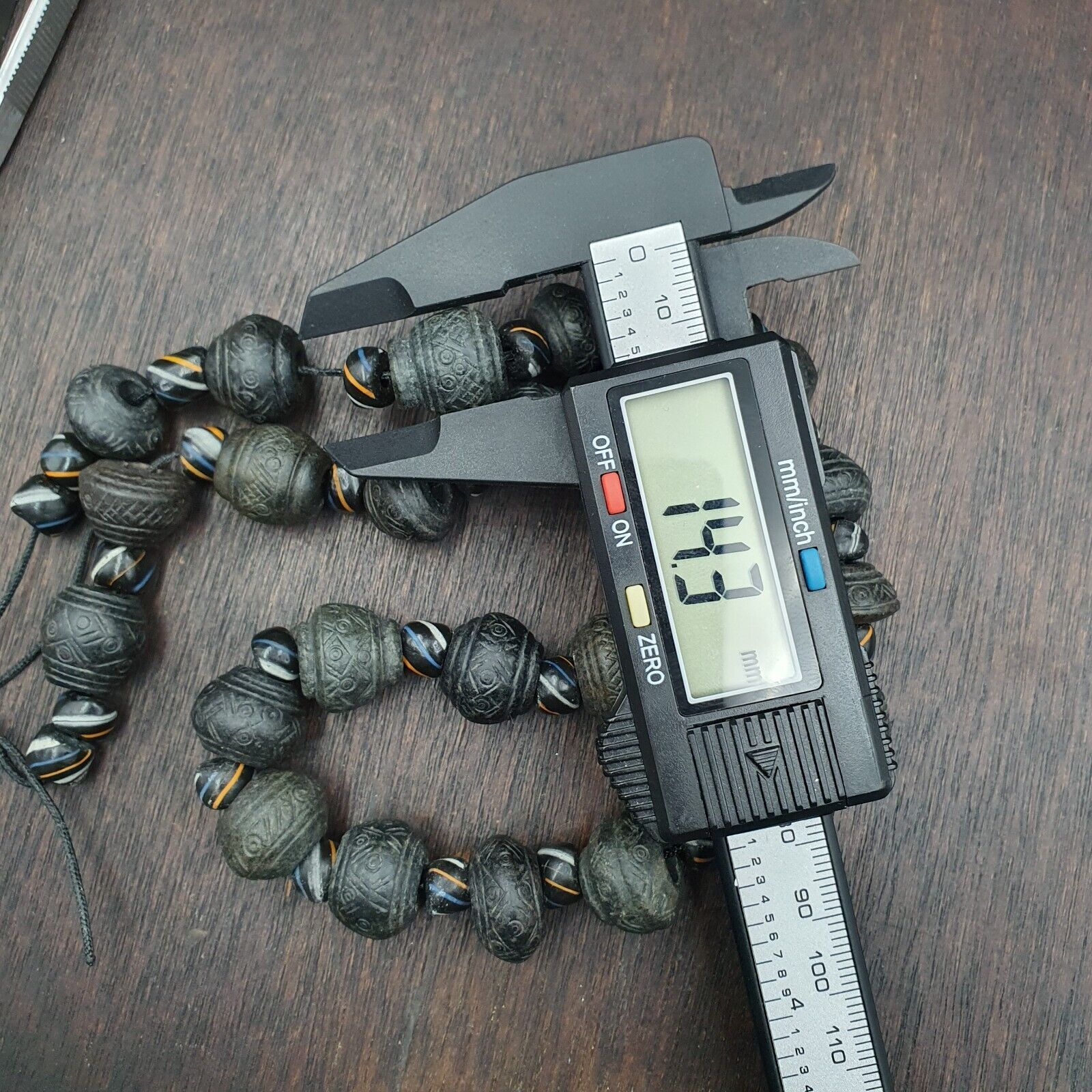 Lot 20 Antique Carving Decorated Stone Beads Strand From Swat Valley 14-16mm