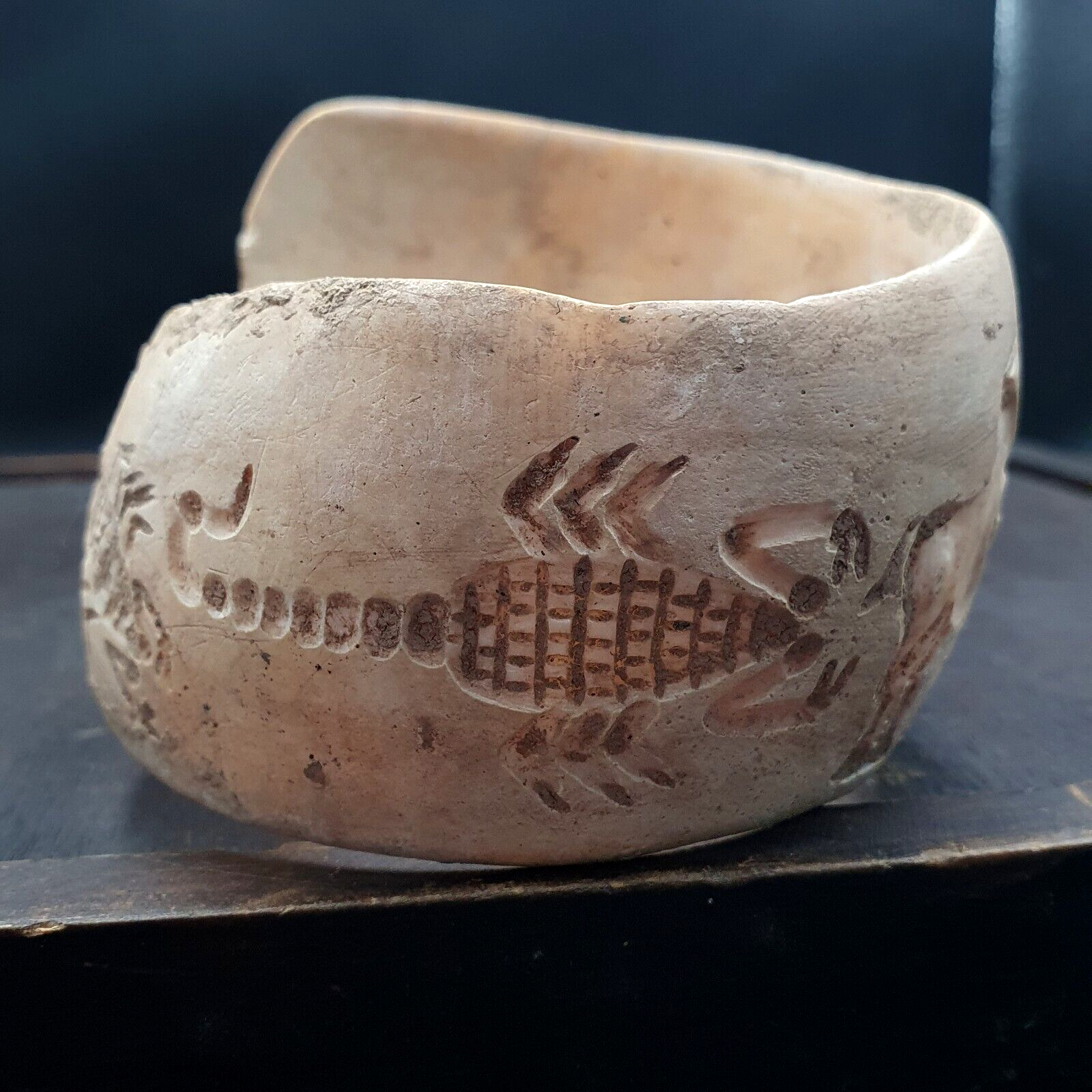 NAGA CONCH SHELL BRACELET, Engraved Scorpion Animals Figurine Arm Band