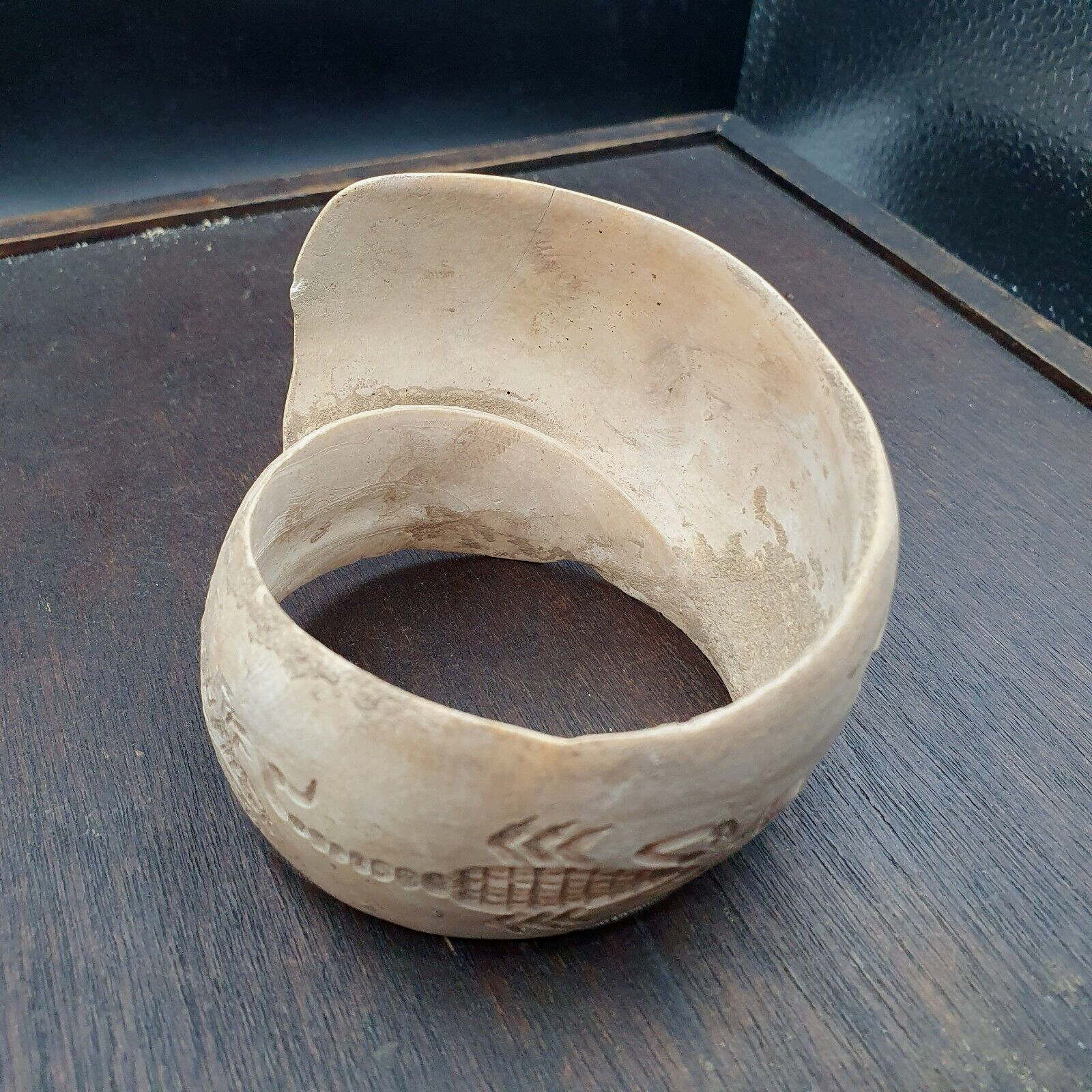 NAGA CONCH SHELL BRACELET, Engraved Scorpion Animals Figurine Arm Band