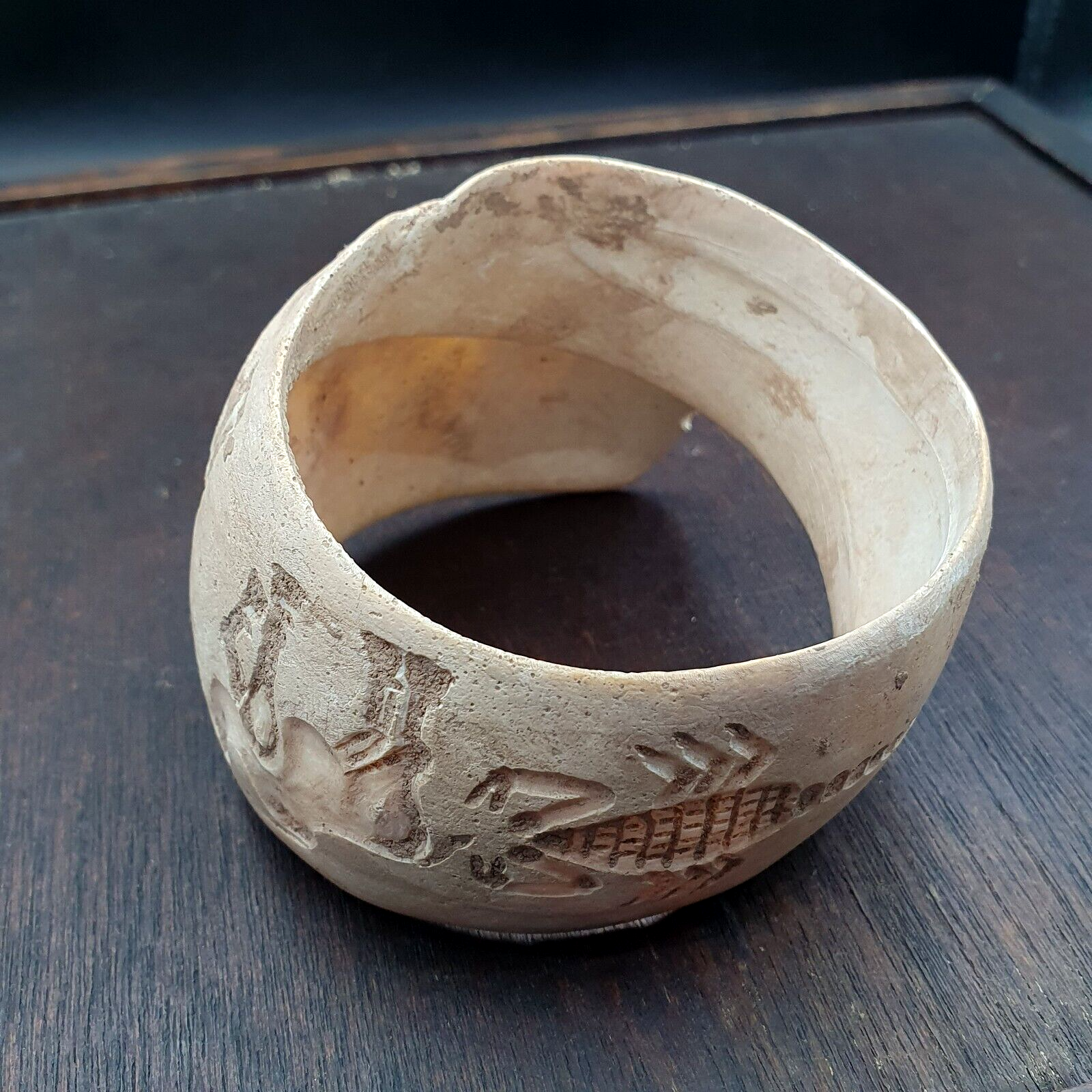 NAGA CONCH SHELL BRACELET, Engraved Scorpion Animals Figurine Arm Band