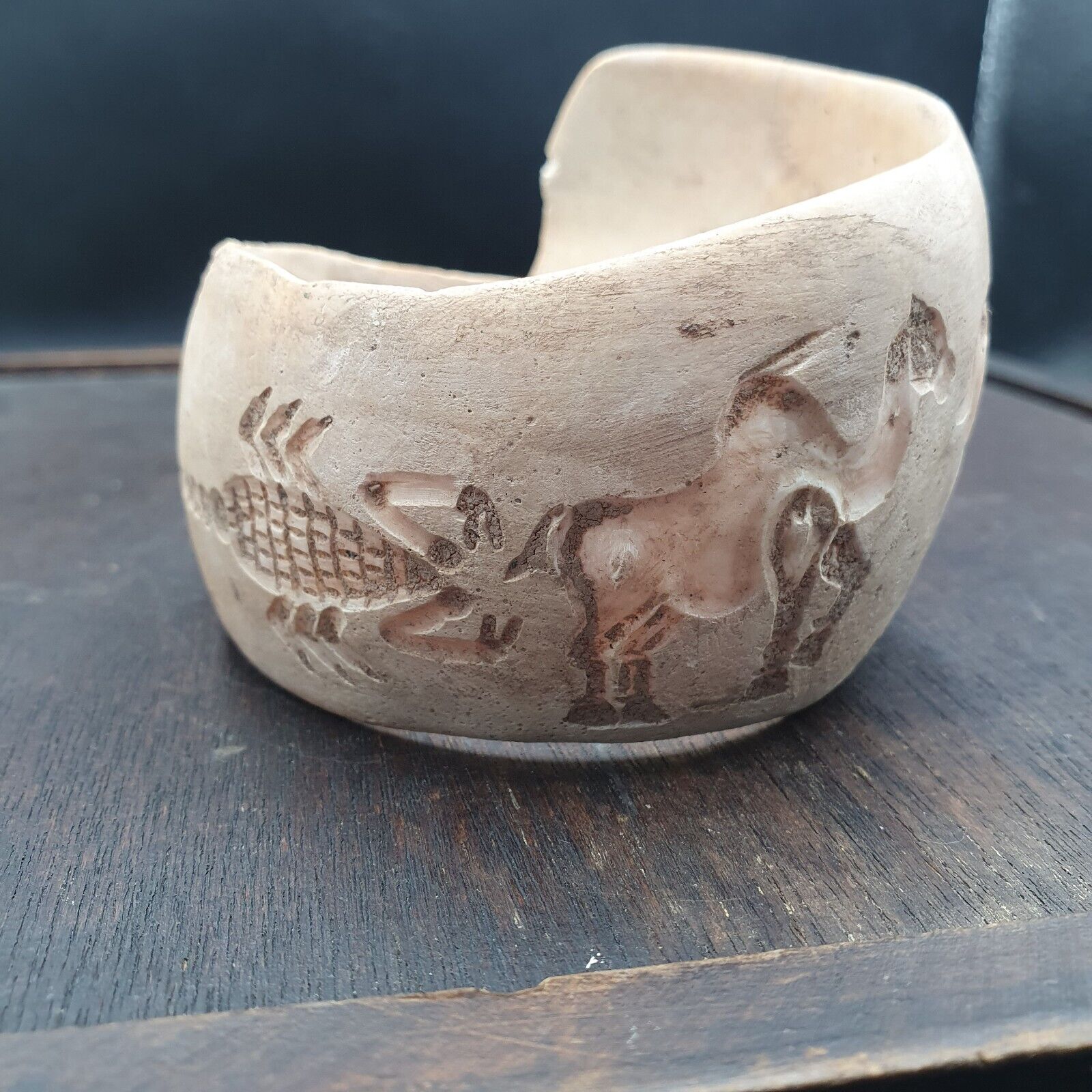 NAGA CONCH SHELL BRACELET, Engraved Scorpion Animals Figurine Arm Band