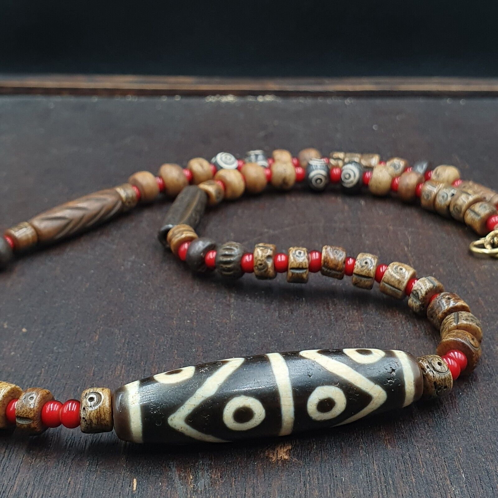 Rare 8 eyes Himalayan Tibetan Agate Dzi Bead Amulet & whiteheart Beads