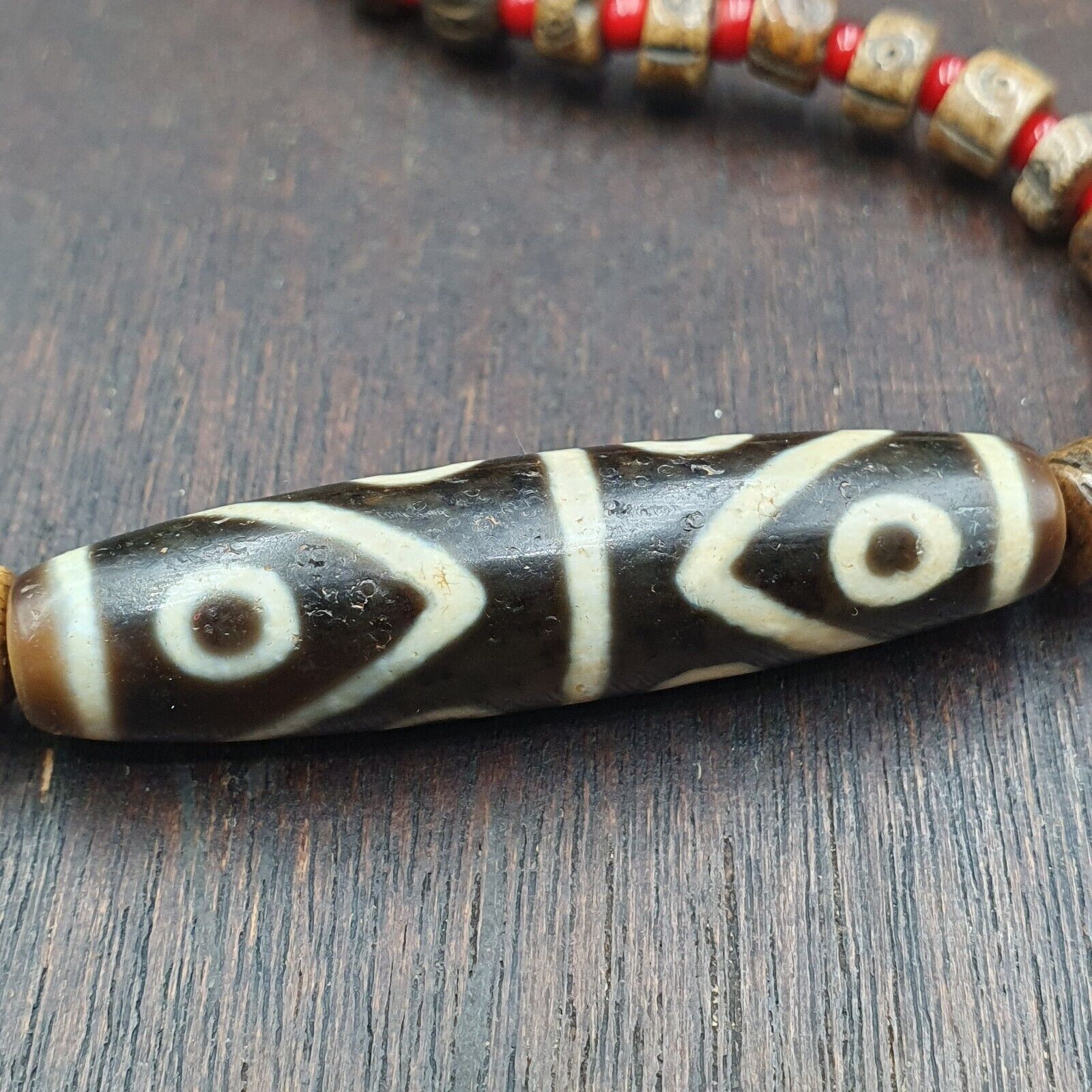 Rare 8 eyes Himalayan Tibetan Agate Dzi Bead Amulet & whiteheart Beads