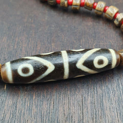 Rare 8 eyes Himalayan Tibetan Agate Dzi Bead Amulet & whiteheart Beads
