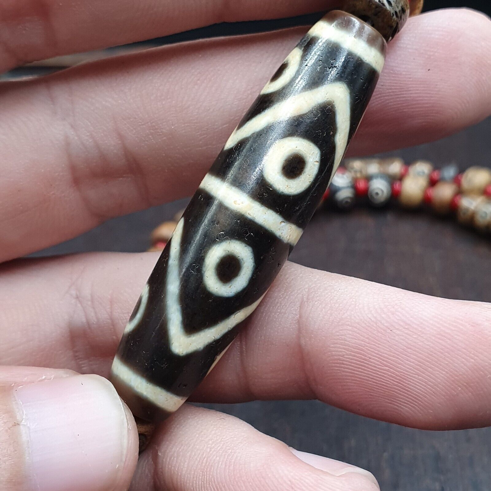 Rare 8 eyes Himalayan Tibetan Agate Dzi Bead Amulet & whiteheart Beads