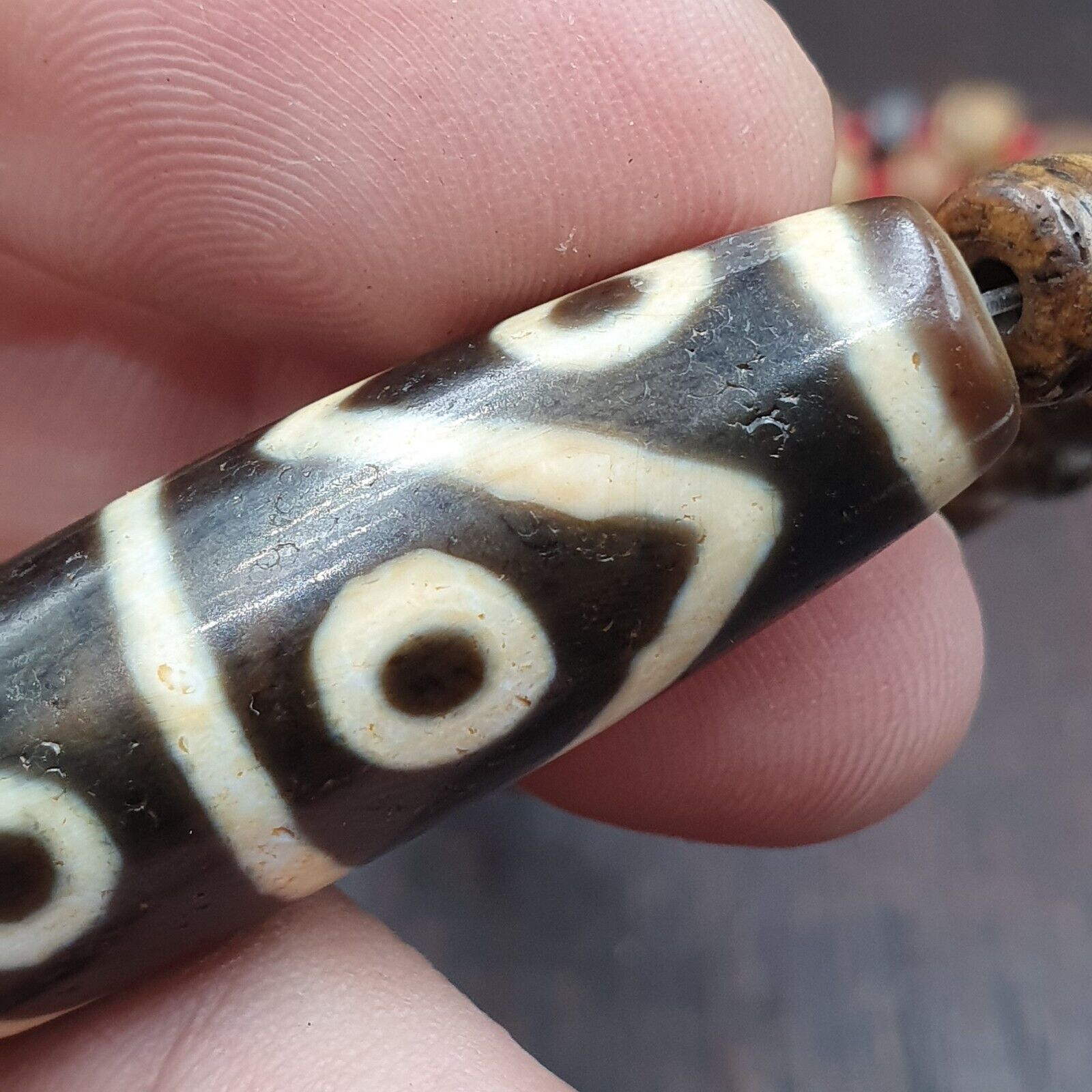 Rare 8 eyes Himalayan Tibetan Agate Dzi Bead Amulet & whiteheart Beads