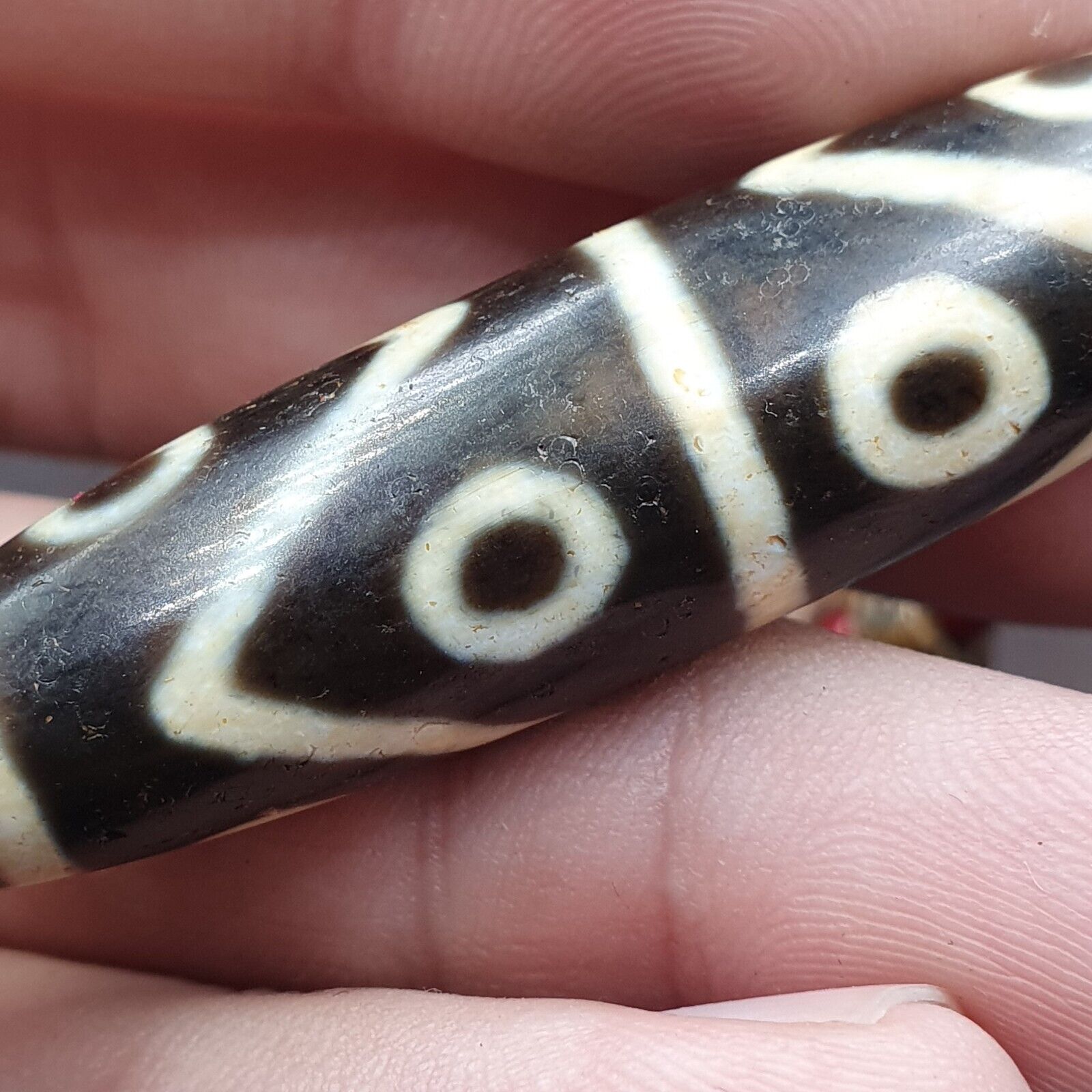 Rare 8 eyes Himalayan Tibetan Agate Dzi Bead Amulet & whiteheart Beads