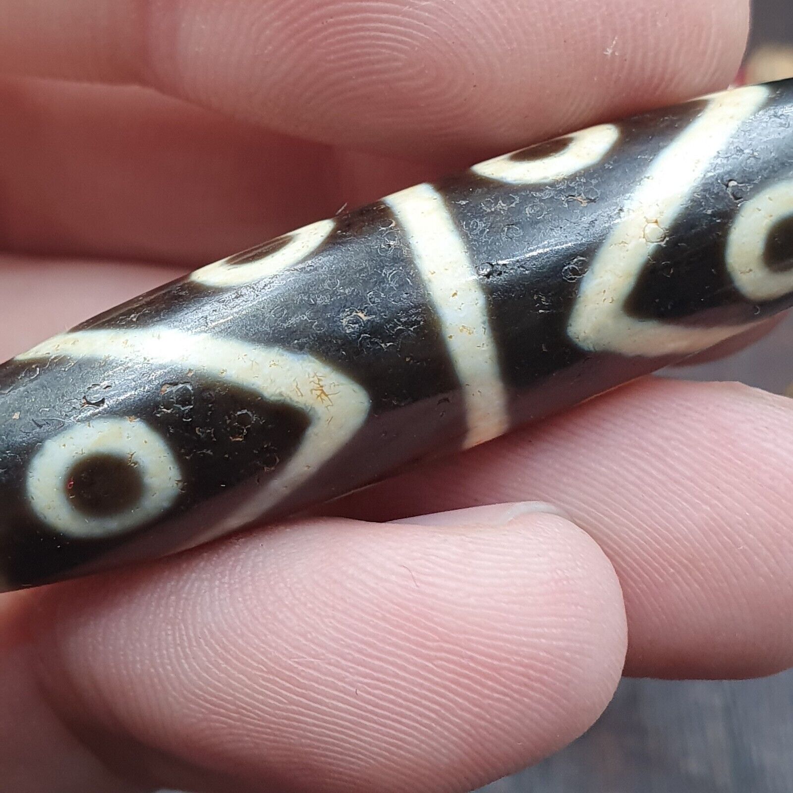 Rare 8 eyes Himalayan Tibetan Agate Dzi Bead Amulet & whiteheart Beads