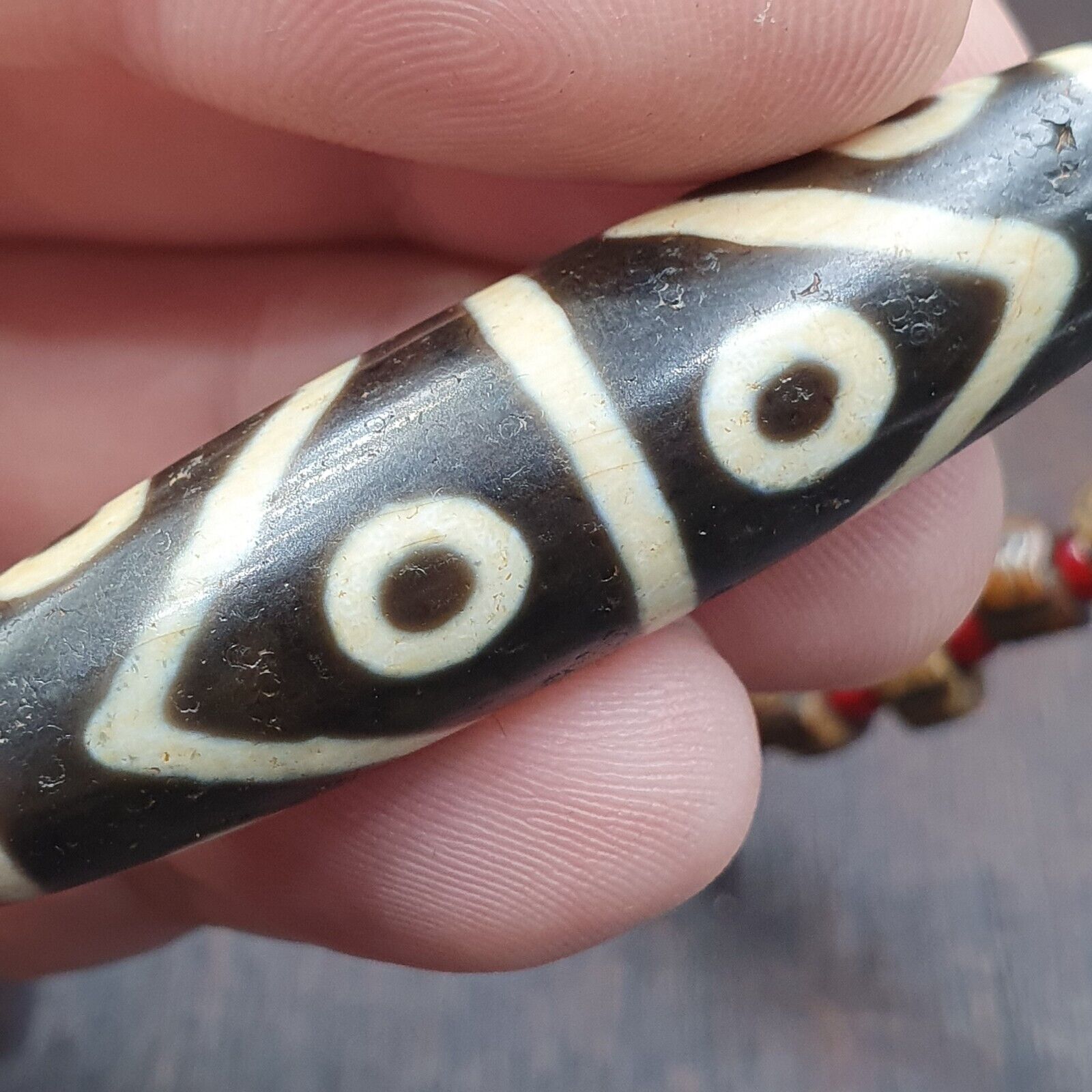 Rare 8 eyes Himalayan Tibetan Agate Dzi Bead Amulet & whiteheart Beads