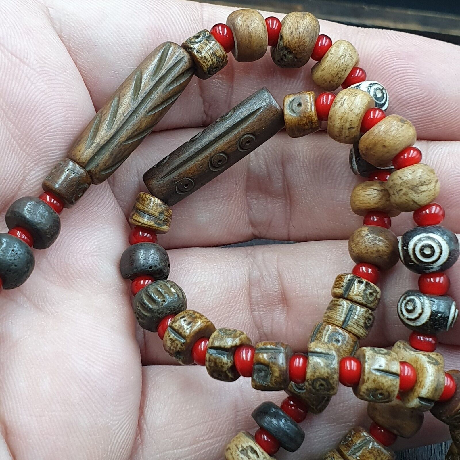 Rare 8 eyes Himalayan Tibetan Agate Dzi Bead Amulet & whiteheart Beads