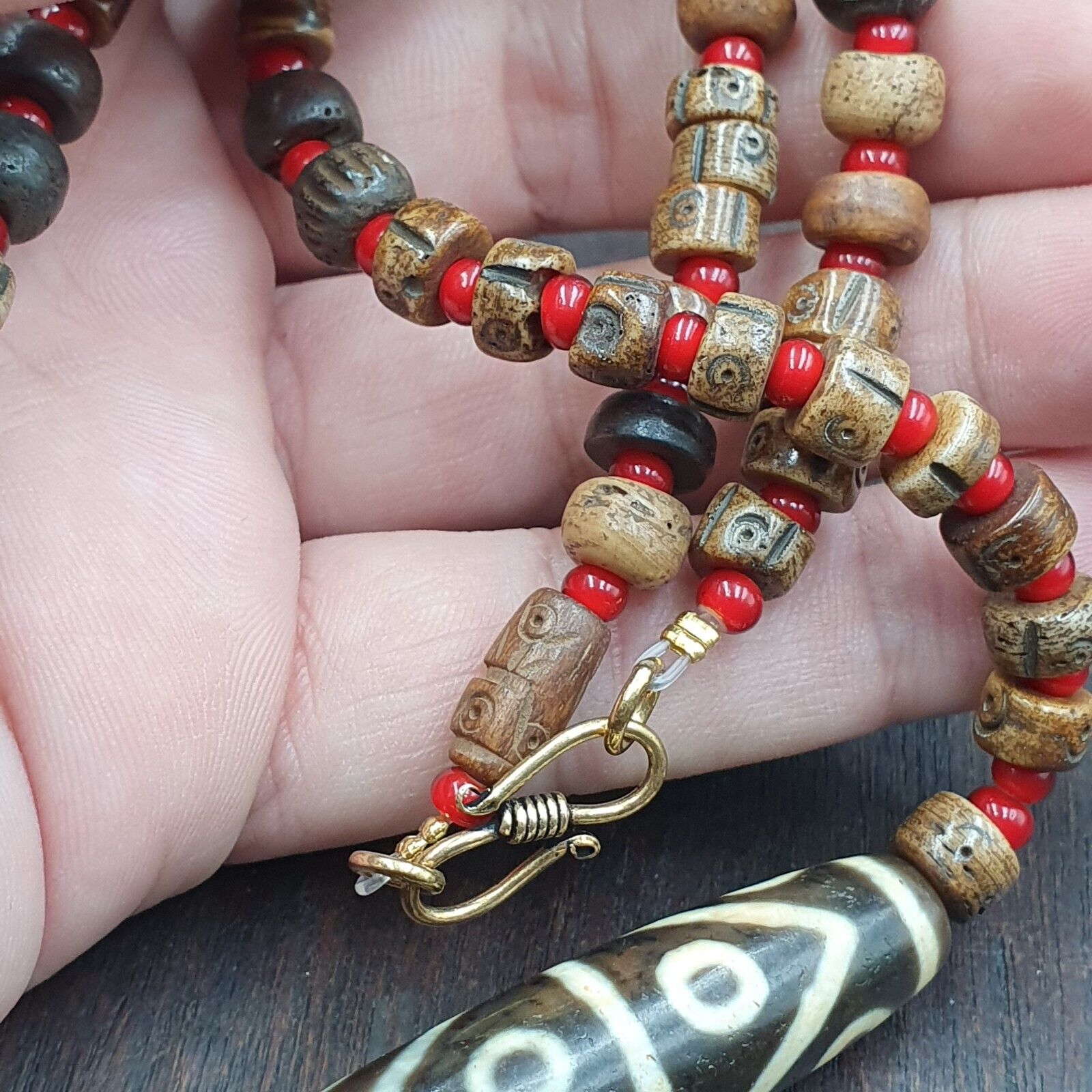 Rare 8 eyes Himalayan Tibetan Agate Dzi Bead Amulet & whiteheart Beads