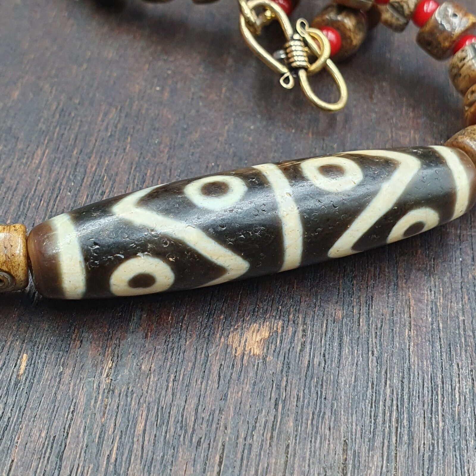 Rare 8 eyes Himalayan Tibetan Agate Dzi Bead Amulet & whiteheart Beads