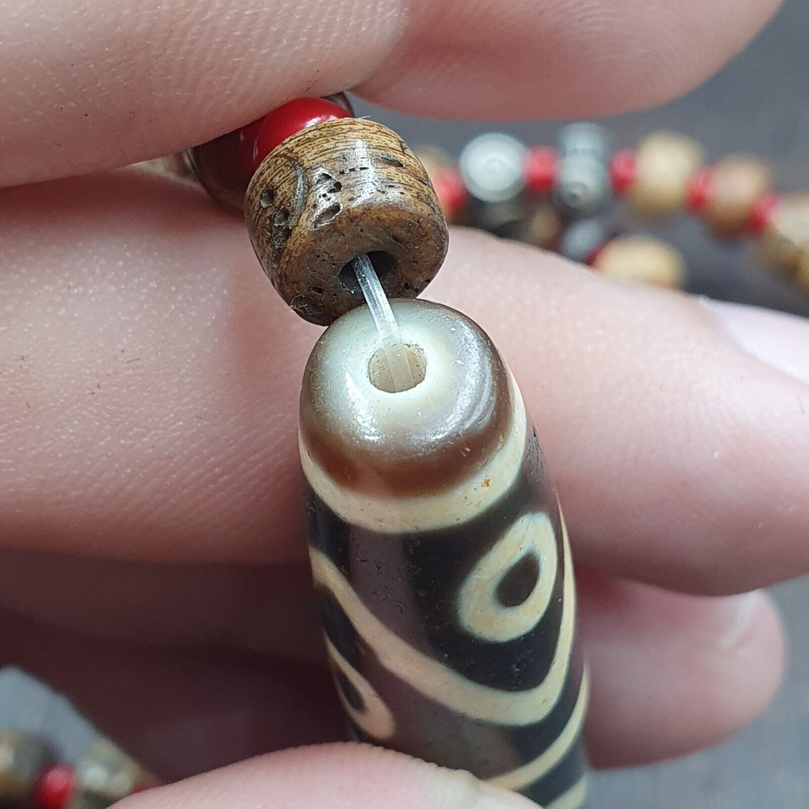 Rare 8 eyes Himalayan Tibetan Agate Dzi Bead Amulet & whiteheart Beads