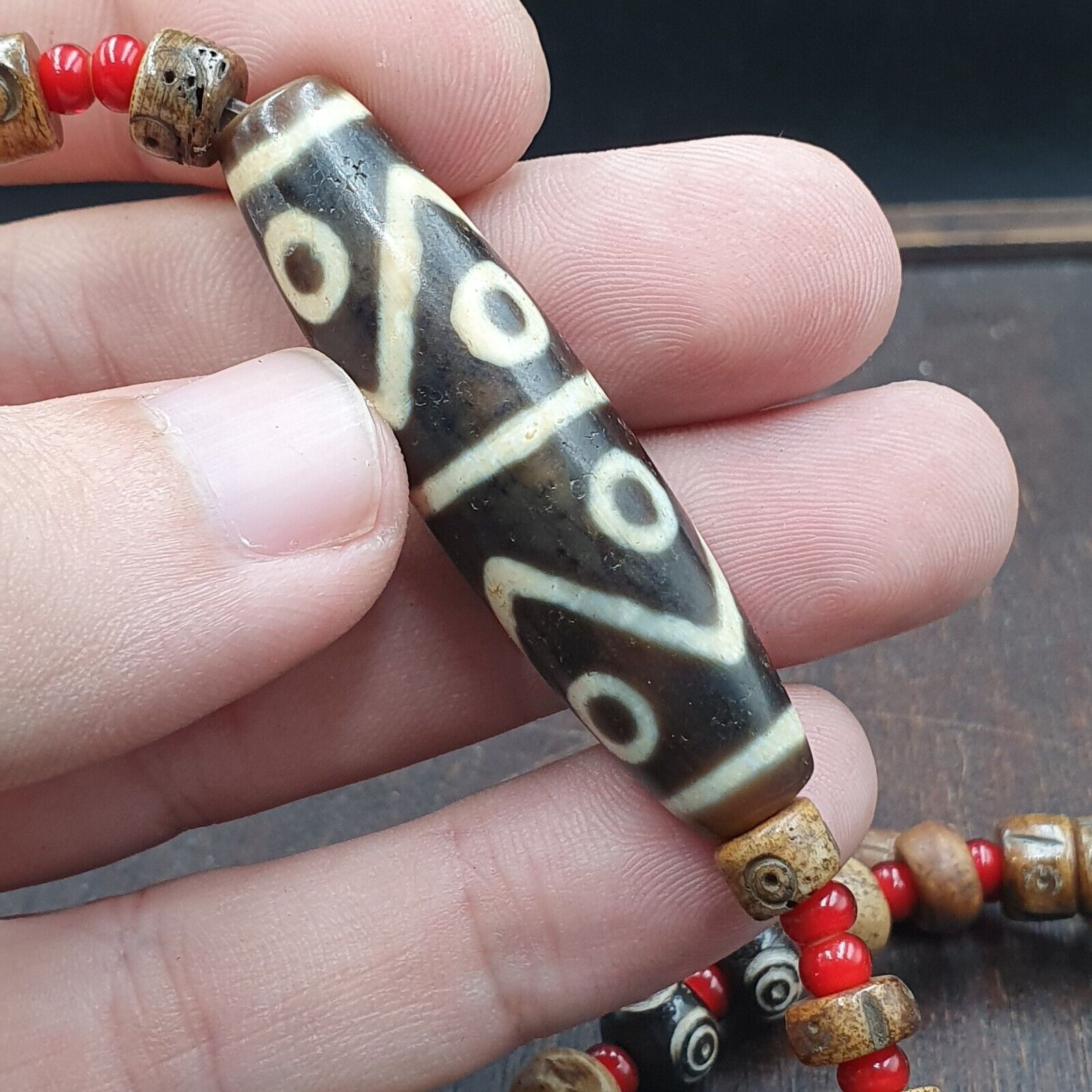 Rare 8 eyes Himalayan Tibetan Agate Dzi Bead Amulet & whiteheart Beads