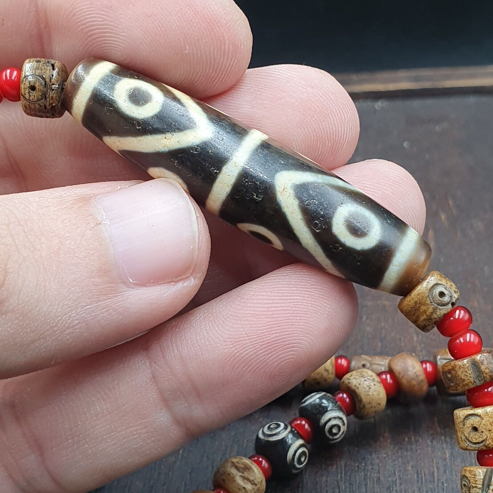 Rare 8 eyes Himalayan Tibetan Agate Dzi Bead Amulet & whiteheart Beads