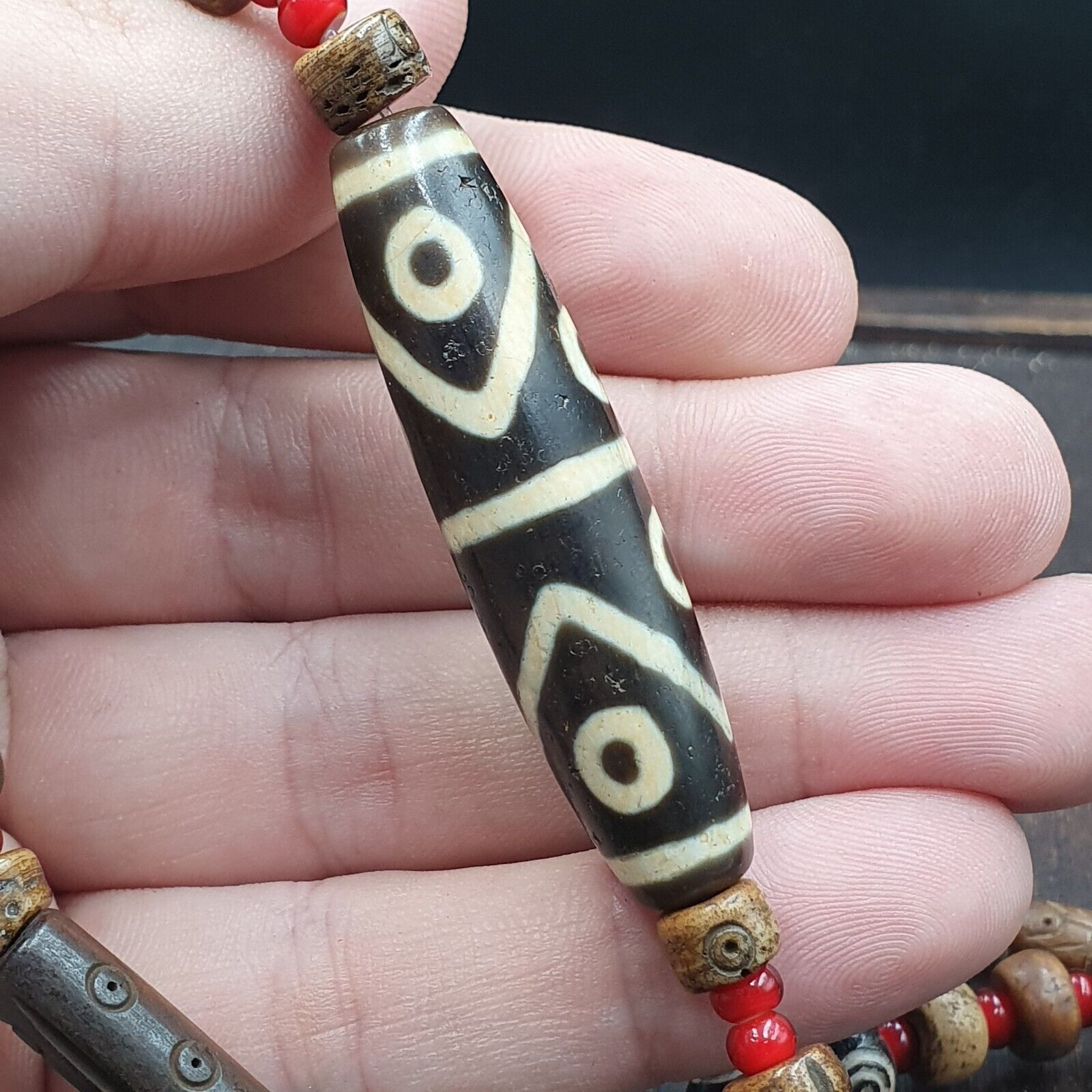 Rare 8 eyes Himalayan Tibetan Agate Dzi Bead Amulet & whiteheart Beads