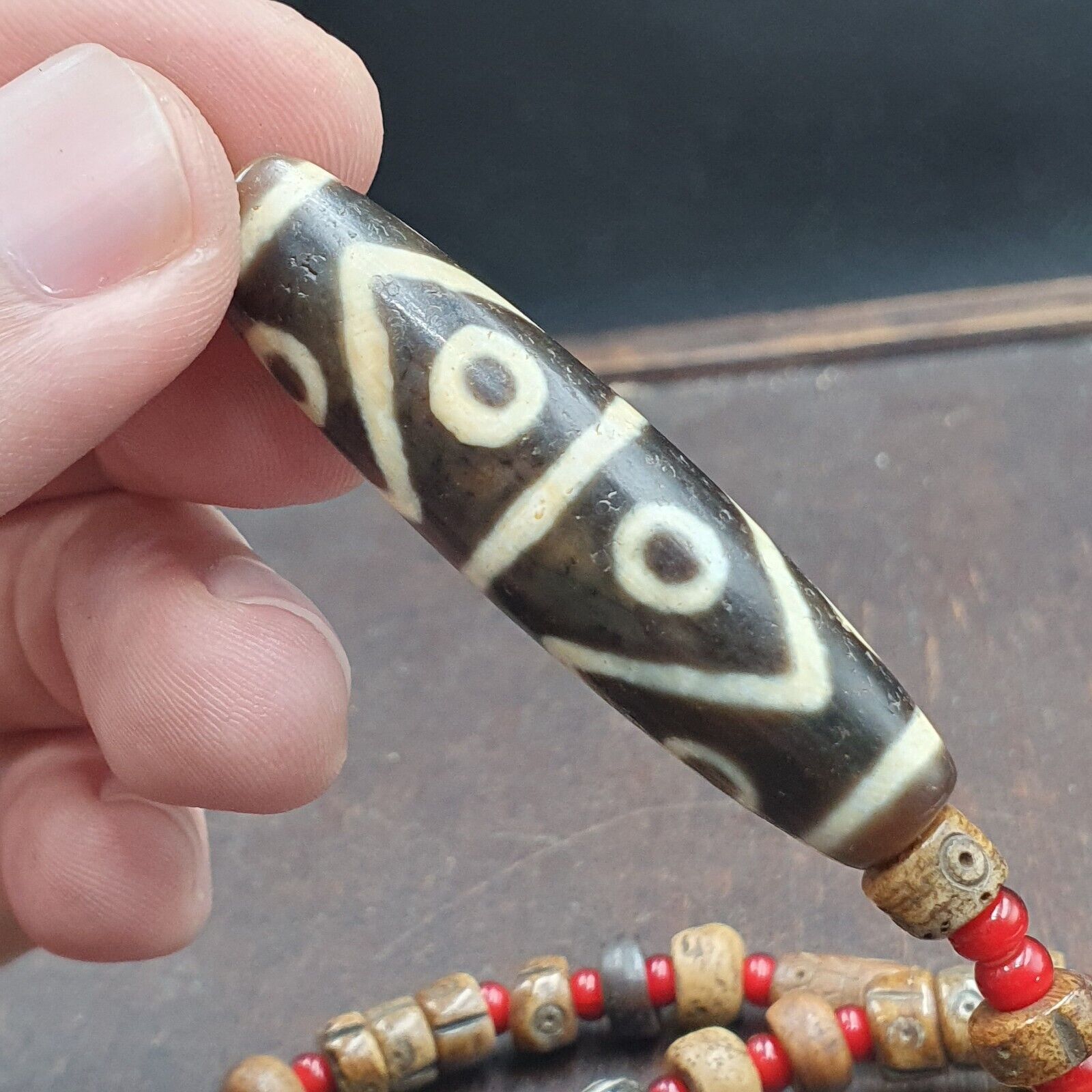 Rare 8 eyes Himalayan Tibetan Agate Dzi Bead Amulet & whiteheart Beads