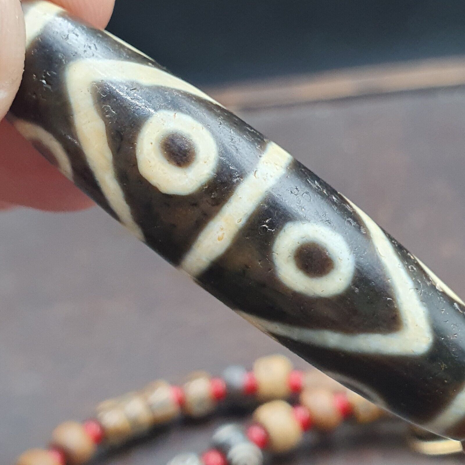Rare 8 eyes Himalayan Tibetan Agate Dzi Bead Amulet & whiteheart Beads