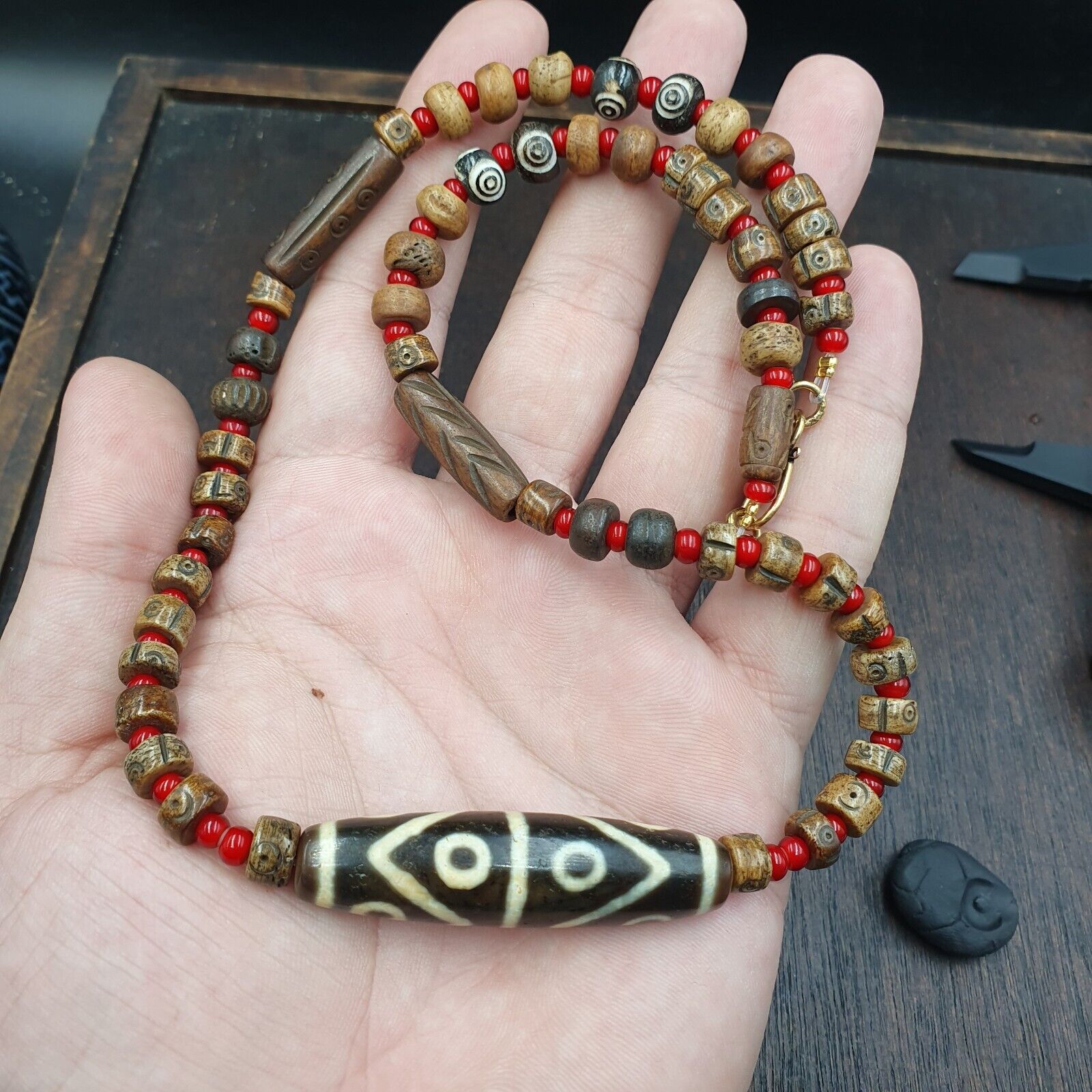 Rare 8 eyes Himalayan Tibetan Agate Dzi Bead Amulet & whiteheart Beads