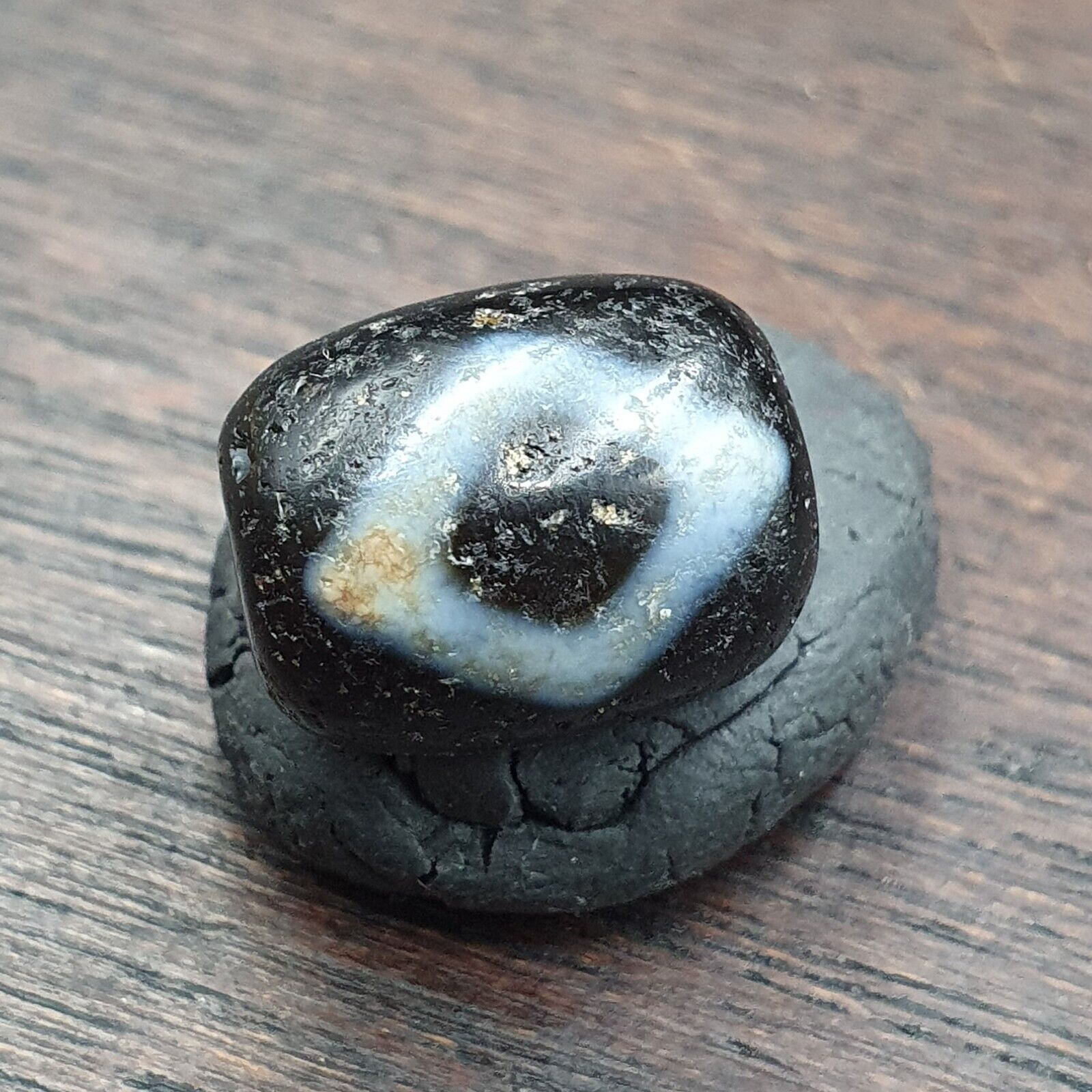 Antique Tibetan 2 Diamond eyes Agate Dzi Bead: A Rare Gem from the Past