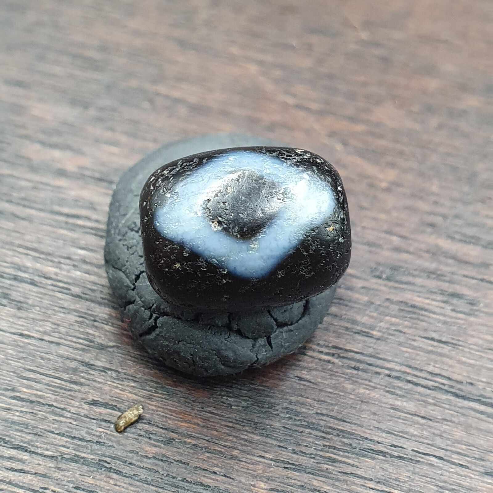 Antique Tibetan 2 Diamond eyes Agate Dzi Bead: A Rare Gem from the Past