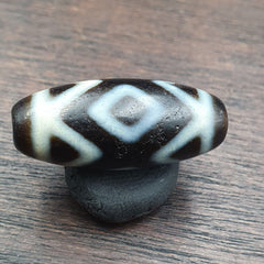 Antique Tibetan 3 Diamond eyes Agate Dzi Bead very Unique Smooth Skin Dzi Bead