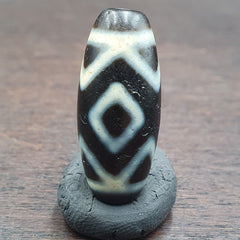 Antique Tibetan 3 Diamond eyes Agate Dzi Bead very Unique Smooth Skin Dzi Bead